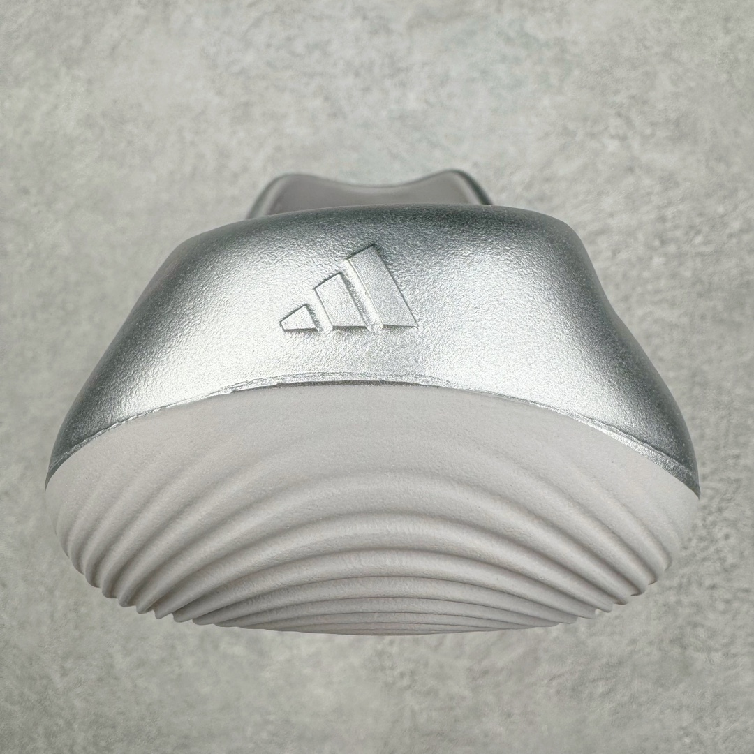 图片[8]-＃Lw纯原 AD adiFOM Ilinfnity Mule 003 穆勒风慵懒惬意防磨包头拖鞋 银色 IH2814 重金购入原鞋及原档案磨具生产指令开发 鞋头部位凹凸有致 横向大面积波浪纹理 Logo 凹凸明显 轮廓分明 描漆定位精准 公整无偏差不溢出 LOGO内侧钢印清晰工整 原厂磨具全鞋无多余毛边 同源公司EVA粒子环保塑料 原厂指令配方 无任何异味 弹性卡色均保持原鞋一致 匠心打造 鞋口弧度大小 鞋面色泽质感同步原鞋 LOGO内侧钢印清晰工整 中底部分带原厂钢印编号 原厂Ortholite欧斯莱鞋垫 区别掉渣海玻璃鞋垫 吸汗防臭的效果无法相提并论 原厂定制原标 同比ZP 符合人体设计 独家开发至48码 尺码：35 36 37 38 39 40 41 42 43 44 45 46 47 48-选品中心