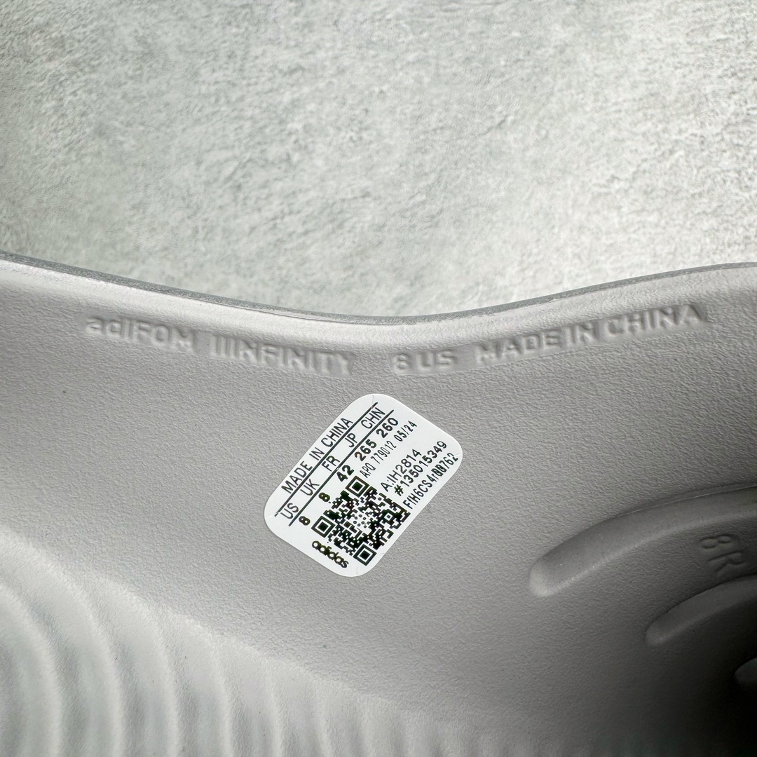 图片[18]-＃Lw纯原 AD adiFOM Ilinfnity Mule 003 穆勒风慵懒惬意防磨包头拖鞋 银色 IH2814 重金购入原鞋及原档案磨具生产指令开发 鞋头部位凹凸有致 横向大面积波浪纹理 Logo 凹凸明显 轮廓分明 描漆定位精准 公整无偏差不溢出 LOGO内侧钢印清晰工整 原厂磨具全鞋无多余毛边 同源公司EVA粒子环保塑料 原厂指令配方 无任何异味 弹性卡色均保持原鞋一致 匠心打造 鞋口弧度大小 鞋面色泽质感同步原鞋 LOGO内侧钢印清晰工整 中底部分带原厂钢印编号 原厂Ortholite欧斯莱鞋垫 区别掉渣海玻璃鞋垫 吸汗防臭的效果无法相提并论 原厂定制原标 同比ZP 符合人体设计 独家开发至48码 尺码：35 36 37 38 39 40 41 42 43 44 45 46 47 48-选品中心
