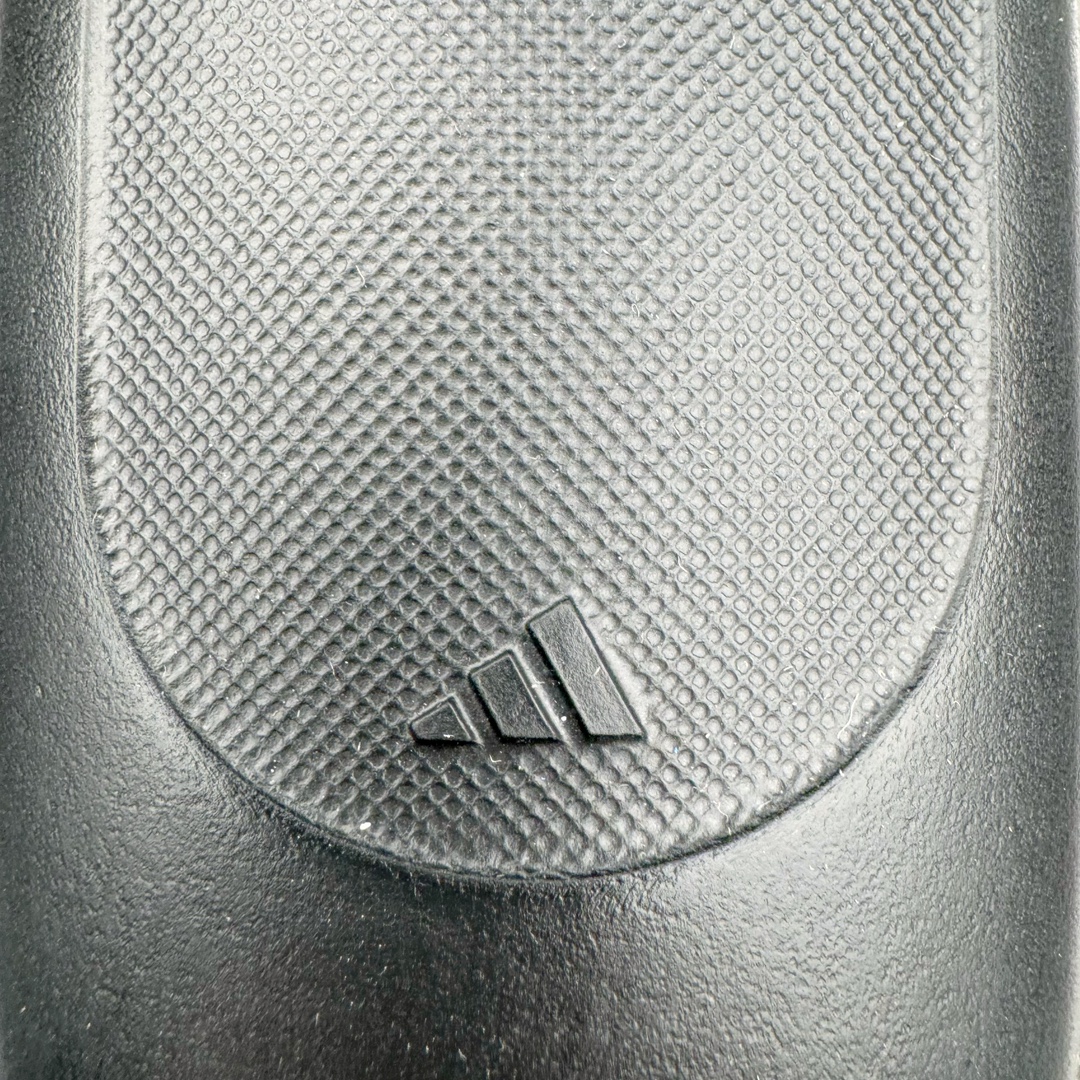 图片[13]-＃Lw纯原 AD adiFOM Ilinfnity Mule 003 穆勒风慵懒惬意防磨包头拖鞋 黑色 IG6969 重金购入原鞋及原档案磨具生产指令开发 鞋头部位凹凸有致 横向大面积波浪纹理 Logo 凹凸明显 轮廓分明 描漆定位精准 公整无偏差不溢出 LOGO内侧钢印清晰工整 原厂磨具全鞋无多余毛边 同源公司EVA粒子环保塑料 原厂指令配方 无任何异味 弹性卡色均保持原鞋一致 匠心打造 鞋口弧度大小 鞋面色泽质感同步原鞋 LOGO内侧钢印清晰工整 中底部分带原厂钢印编号 原厂Ortholite欧斯莱鞋垫 区别掉渣海玻璃鞋垫 吸汗防臭的效果无法相提并论 原厂定制原标 同比ZP 符合人体设计 独家开发至48码 尺码：35 36 37 38 39 40 41 42 43 44 45 46 47 48-选品中心