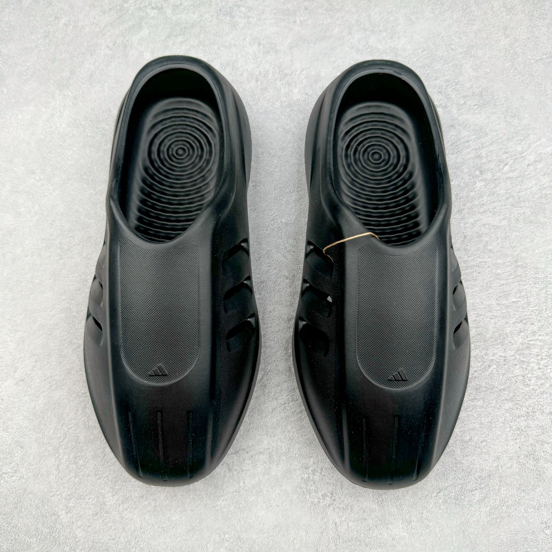 图片[2]-＃Lw纯原 AD adiFOM Ilinfnity Mule 003 穆勒风慵懒惬意防磨包头拖鞋 黑色 IG6969 重金购入原鞋及原档案磨具生产指令开发 鞋头部位凹凸有致 横向大面积波浪纹理 Logo 凹凸明显 轮廓分明 描漆定位精准 公整无偏差不溢出 LOGO内侧钢印清晰工整 原厂磨具全鞋无多余毛边 同源公司EVA粒子环保塑料 原厂指令配方 无任何异味 弹性卡色均保持原鞋一致 匠心打造 鞋口弧度大小 鞋面色泽质感同步原鞋 LOGO内侧钢印清晰工整 中底部分带原厂钢印编号 原厂Ortholite欧斯莱鞋垫 区别掉渣海玻璃鞋垫 吸汗防臭的效果无法相提并论 原厂定制原标 同比ZP 符合人体设计 独家开发至48码 尺码：35 36 37 38 39 40 41 42 43 44 45 46 47 48-选品中心