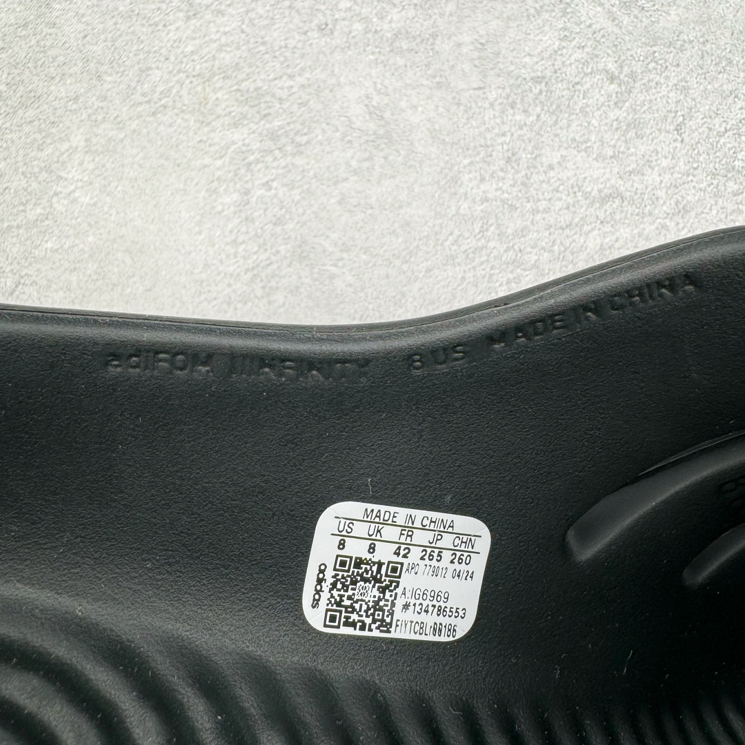 图片[10]-＃Lw纯原 AD adiFOM Ilinfnity Mule 003 穆勒风慵懒惬意防磨包头拖鞋 黑色 IG6969 重金购入原鞋及原档案磨具生产指令开发 鞋头部位凹凸有致 横向大面积波浪纹理 Logo 凹凸明显 轮廓分明 描漆定位精准 公整无偏差不溢出 LOGO内侧钢印清晰工整 原厂磨具全鞋无多余毛边 同源公司EVA粒子环保塑料 原厂指令配方 无任何异味 弹性卡色均保持原鞋一致 匠心打造 鞋口弧度大小 鞋面色泽质感同步原鞋 LOGO内侧钢印清晰工整 中底部分带原厂钢印编号 原厂Ortholite欧斯莱鞋垫 区别掉渣海玻璃鞋垫 吸汗防臭的效果无法相提并论 原厂定制原标 同比ZP 符合人体设计 独家开发至48码 尺码：35 36 37 38 39 40 41 42 43 44 45 46 47 48-选品中心