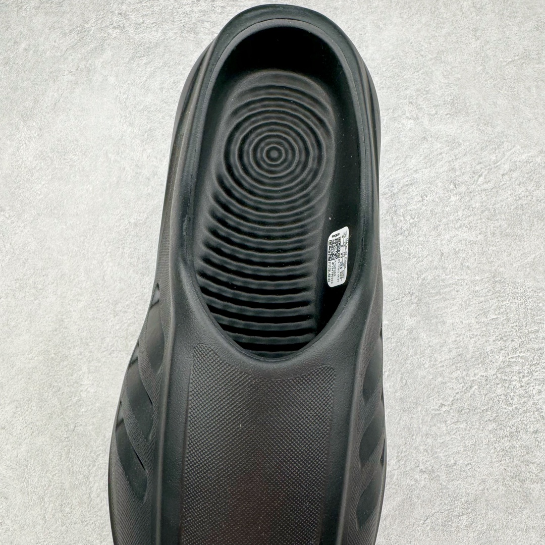 图片[5]-＃Lw纯原 AD adiFOM Ilinfnity Mule 003 穆勒风慵懒惬意防磨包头拖鞋 黑色 IG6969 重金购入原鞋及原档案磨具生产指令开发 鞋头部位凹凸有致 横向大面积波浪纹理 Logo 凹凸明显 轮廓分明 描漆定位精准 公整无偏差不溢出 LOGO内侧钢印清晰工整 原厂磨具全鞋无多余毛边 同源公司EVA粒子环保塑料 原厂指令配方 无任何异味 弹性卡色均保持原鞋一致 匠心打造 鞋口弧度大小 鞋面色泽质感同步原鞋 LOGO内侧钢印清晰工整 中底部分带原厂钢印编号 原厂Ortholite欧斯莱鞋垫 区别掉渣海玻璃鞋垫 吸汗防臭的效果无法相提并论 原厂定制原标 同比ZP 符合人体设计 独家开发至48码 尺码：35 36 37 38 39 40 41 42 43 44 45 46 47 48-选品中心