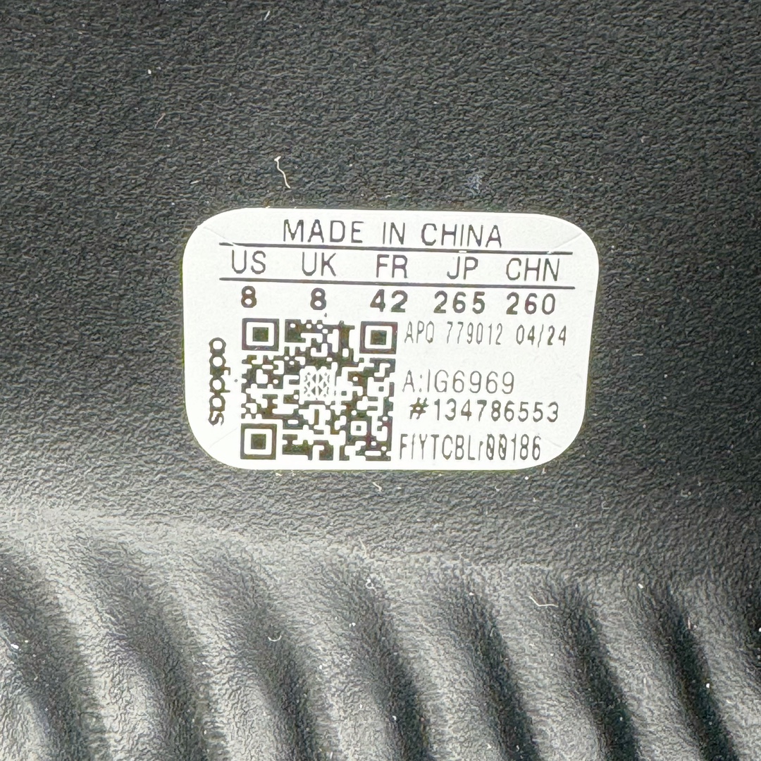 图片[11]-＃Lw纯原 AD adiFOM Ilinfnity Mule 003 穆勒风慵懒惬意防磨包头拖鞋 黑色 IG6969 重金购入原鞋及原档案磨具生产指令开发 鞋头部位凹凸有致 横向大面积波浪纹理 Logo 凹凸明显 轮廓分明 描漆定位精准 公整无偏差不溢出 LOGO内侧钢印清晰工整 原厂磨具全鞋无多余毛边 同源公司EVA粒子环保塑料 原厂指令配方 无任何异味 弹性卡色均保持原鞋一致 匠心打造 鞋口弧度大小 鞋面色泽质感同步原鞋 LOGO内侧钢印清晰工整 中底部分带原厂钢印编号 原厂Ortholite欧斯莱鞋垫 区别掉渣海玻璃鞋垫 吸汗防臭的效果无法相提并论 原厂定制原标 同比ZP 符合人体设计 独家开发至48码 尺码：35 36 37 38 39 40 41 42 43 44 45 46 47 48-选品中心