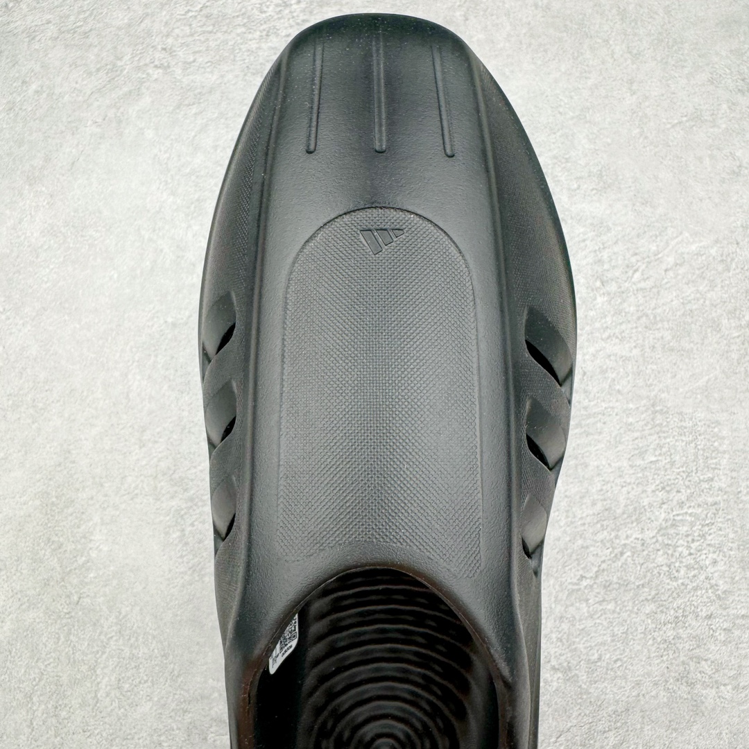 图片[4]-＃Lw纯原 AD adiFOM Ilinfnity Mule 003 穆勒风慵懒惬意防磨包头拖鞋 黑色 IG6969 重金购入原鞋及原档案磨具生产指令开发 鞋头部位凹凸有致 横向大面积波浪纹理 Logo 凹凸明显 轮廓分明 描漆定位精准 公整无偏差不溢出 LOGO内侧钢印清晰工整 原厂磨具全鞋无多余毛边 同源公司EVA粒子环保塑料 原厂指令配方 无任何异味 弹性卡色均保持原鞋一致 匠心打造 鞋口弧度大小 鞋面色泽质感同步原鞋 LOGO内侧钢印清晰工整 中底部分带原厂钢印编号 原厂Ortholite欧斯莱鞋垫 区别掉渣海玻璃鞋垫 吸汗防臭的效果无法相提并论 原厂定制原标 同比ZP 符合人体设计 独家开发至48码 尺码：35 36 37 38 39 40 41 42 43 44 45 46 47 48-选品中心