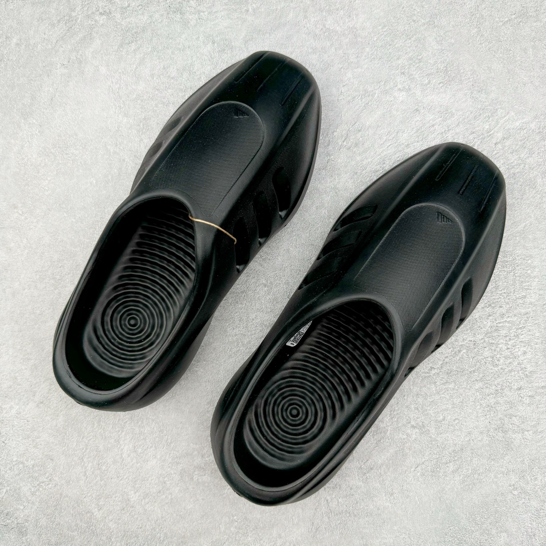 图片[3]-＃Lw纯原 AD adiFOM Ilinfnity Mule 003 穆勒风慵懒惬意防磨包头拖鞋 黑色 IG6969 重金购入原鞋及原档案磨具生产指令开发 鞋头部位凹凸有致 横向大面积波浪纹理 Logo 凹凸明显 轮廓分明 描漆定位精准 公整无偏差不溢出 LOGO内侧钢印清晰工整 原厂磨具全鞋无多余毛边 同源公司EVA粒子环保塑料 原厂指令配方 无任何异味 弹性卡色均保持原鞋一致 匠心打造 鞋口弧度大小 鞋面色泽质感同步原鞋 LOGO内侧钢印清晰工整 中底部分带原厂钢印编号 原厂Ortholite欧斯莱鞋垫 区别掉渣海玻璃鞋垫 吸汗防臭的效果无法相提并论 原厂定制原标 同比ZP 符合人体设计 独家开发至48码 尺码：35 36 37 38 39 40 41 42 43 44 45 46 47 48-选品中心