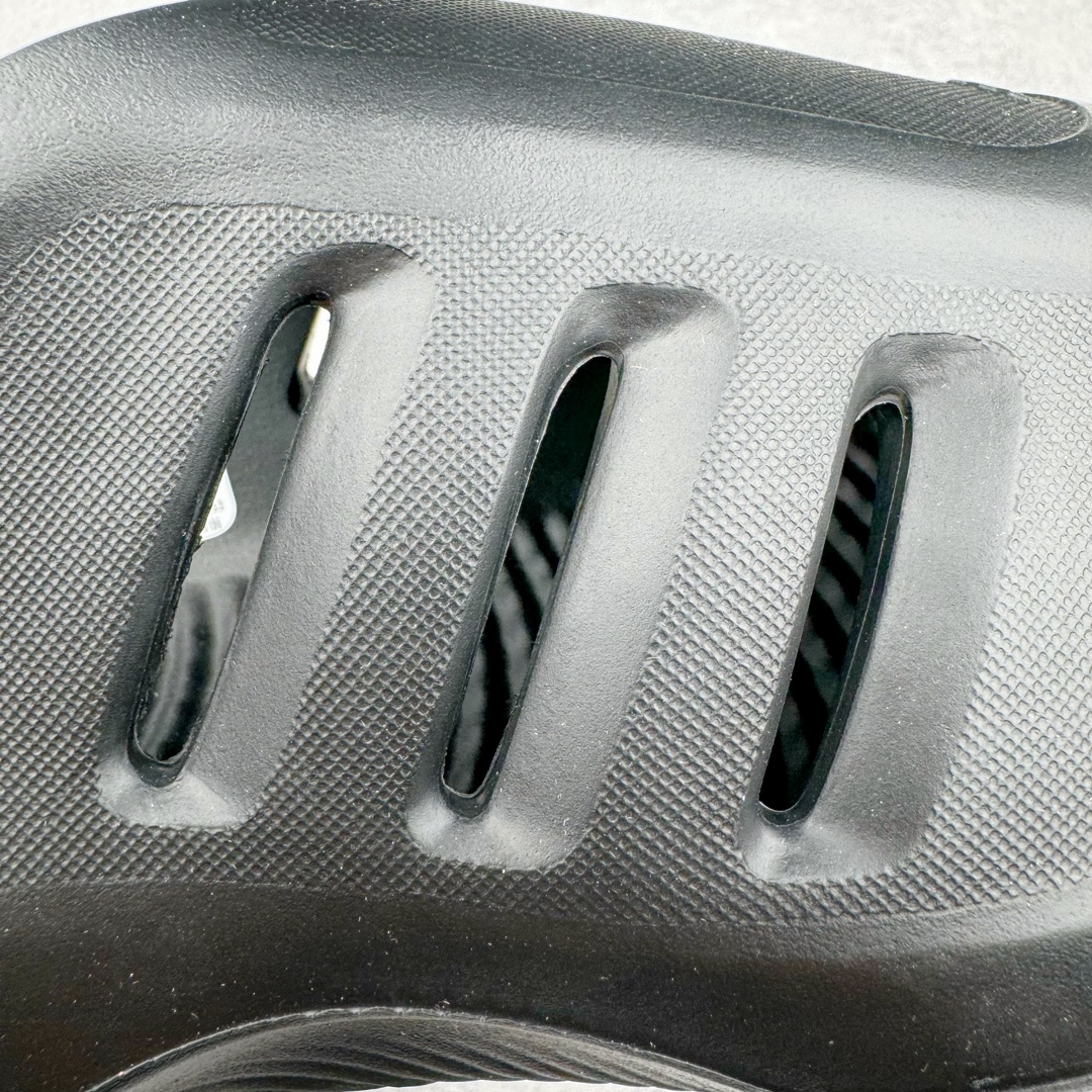 图片[16]-＃Lw纯原 AD adiFOM Ilinfnity Mule 003 穆勒风慵懒惬意防磨包头拖鞋 黑色 IG6969 重金购入原鞋及原档案磨具生产指令开发 鞋头部位凹凸有致 横向大面积波浪纹理 Logo 凹凸明显 轮廓分明 描漆定位精准 公整无偏差不溢出 LOGO内侧钢印清晰工整 原厂磨具全鞋无多余毛边 同源公司EVA粒子环保塑料 原厂指令配方 无任何异味 弹性卡色均保持原鞋一致 匠心打造 鞋口弧度大小 鞋面色泽质感同步原鞋 LOGO内侧钢印清晰工整 中底部分带原厂钢印编号 原厂Ortholite欧斯莱鞋垫 区别掉渣海玻璃鞋垫 吸汗防臭的效果无法相提并论 原厂定制原标 同比ZP 符合人体设计 独家开发至48码 尺码：35 36 37 38 39 40 41 42 43 44 45 46 47 48-选品中心