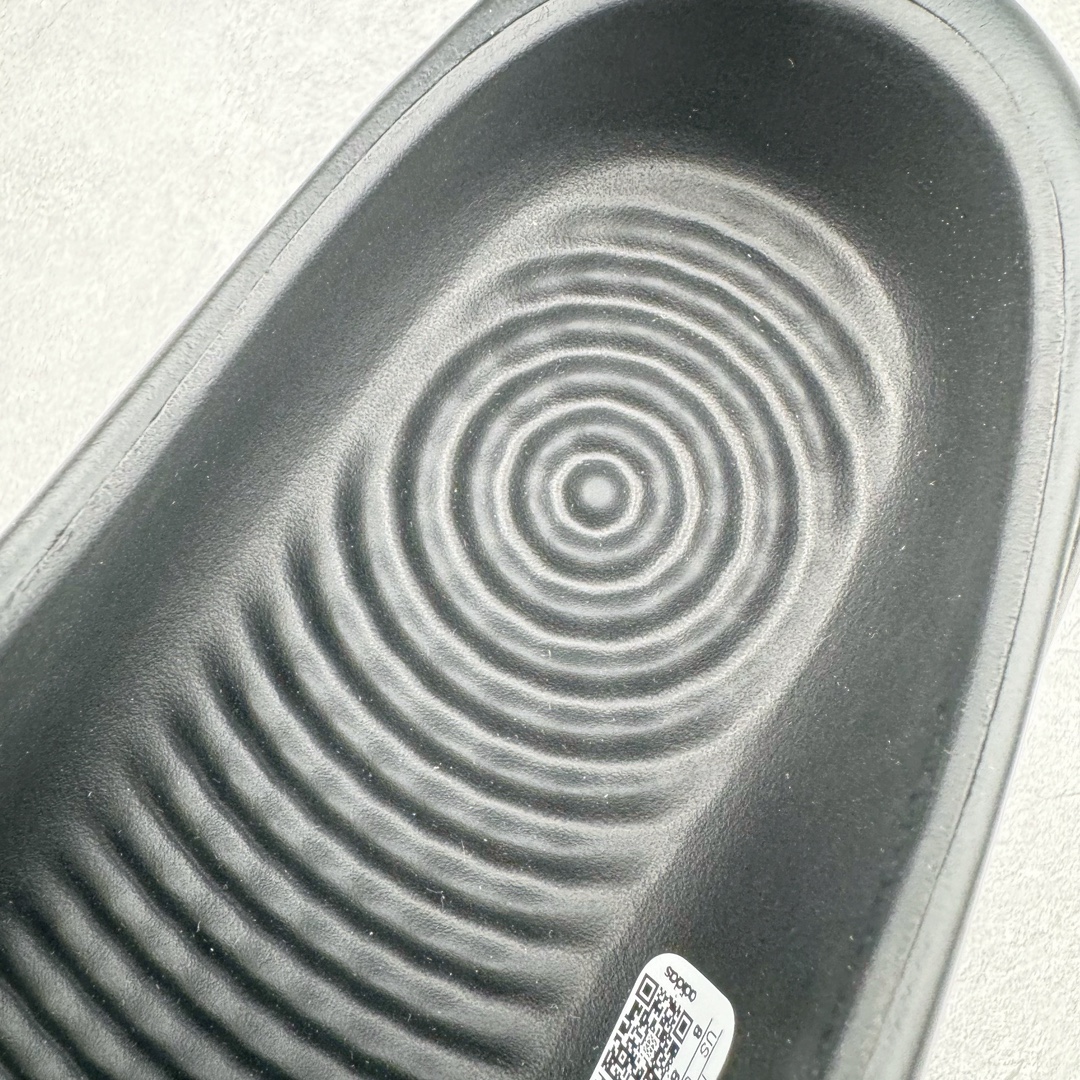 图片[12]-＃Lw纯原 AD adiFOM Ilinfnity Mule 003 穆勒风慵懒惬意防磨包头拖鞋 黑色 IG6969 重金购入原鞋及原档案磨具生产指令开发 鞋头部位凹凸有致 横向大面积波浪纹理 Logo 凹凸明显 轮廓分明 描漆定位精准 公整无偏差不溢出 LOGO内侧钢印清晰工整 原厂磨具全鞋无多余毛边 同源公司EVA粒子环保塑料 原厂指令配方 无任何异味 弹性卡色均保持原鞋一致 匠心打造 鞋口弧度大小 鞋面色泽质感同步原鞋 LOGO内侧钢印清晰工整 中底部分带原厂钢印编号 原厂Ortholite欧斯莱鞋垫 区别掉渣海玻璃鞋垫 吸汗防臭的效果无法相提并论 原厂定制原标 同比ZP 符合人体设计 独家开发至48码 尺码：35 36 37 38 39 40 41 42 43 44 45 46 47 48-选品中心