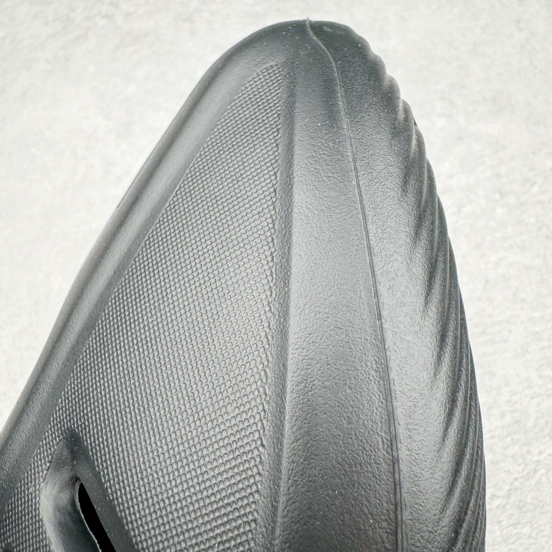 图片[15]-＃Lw纯原 AD adiFOM Ilinfnity Mule 003 穆勒风慵懒惬意防磨包头拖鞋 黑色 IG6969 重金购入原鞋及原档案磨具生产指令开发 鞋头部位凹凸有致 横向大面积波浪纹理 Logo 凹凸明显 轮廓分明 描漆定位精准 公整无偏差不溢出 LOGO内侧钢印清晰工整 原厂磨具全鞋无多余毛边 同源公司EVA粒子环保塑料 原厂指令配方 无任何异味 弹性卡色均保持原鞋一致 匠心打造 鞋口弧度大小 鞋面色泽质感同步原鞋 LOGO内侧钢印清晰工整 中底部分带原厂钢印编号 原厂Ortholite欧斯莱鞋垫 区别掉渣海玻璃鞋垫 吸汗防臭的效果无法相提并论 原厂定制原标 同比ZP 符合人体设计 独家开发至48码 尺码：35 36 37 38 39 40 41 42 43 44 45 46 47 48-选品中心