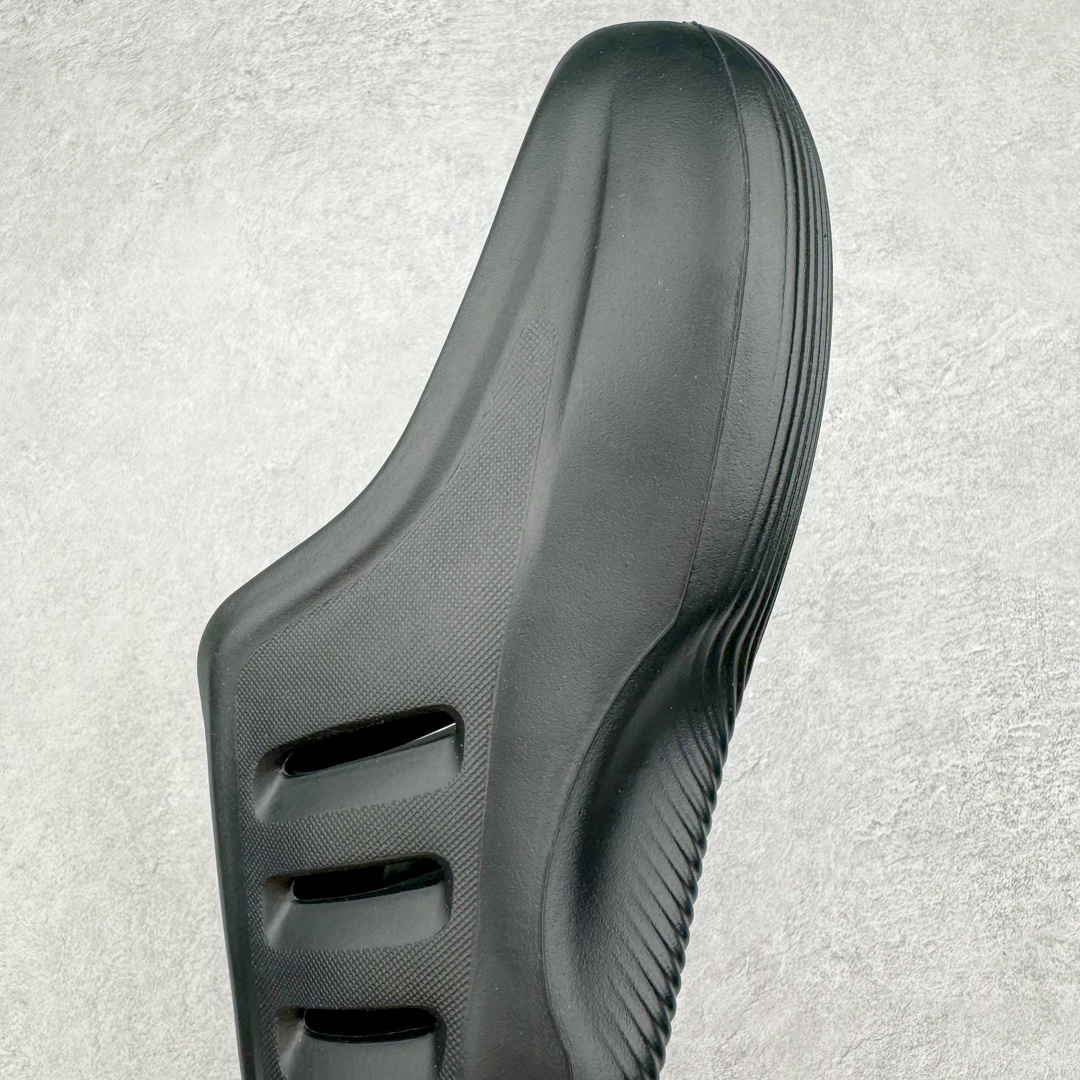 图片[7]-＃Lw纯原 AD adiFOM Ilinfnity Mule 003 穆勒风慵懒惬意防磨包头拖鞋 黑色 IG6969 重金购入原鞋及原档案磨具生产指令开发 鞋头部位凹凸有致 横向大面积波浪纹理 Logo 凹凸明显 轮廓分明 描漆定位精准 公整无偏差不溢出 LOGO内侧钢印清晰工整 原厂磨具全鞋无多余毛边 同源公司EVA粒子环保塑料 原厂指令配方 无任何异味 弹性卡色均保持原鞋一致 匠心打造 鞋口弧度大小 鞋面色泽质感同步原鞋 LOGO内侧钢印清晰工整 中底部分带原厂钢印编号 原厂Ortholite欧斯莱鞋垫 区别掉渣海玻璃鞋垫 吸汗防臭的效果无法相提并论 原厂定制原标 同比ZP 符合人体设计 独家开发至48码 尺码：35 36 37 38 39 40 41 42 43 44 45 46 47 48-选品中心