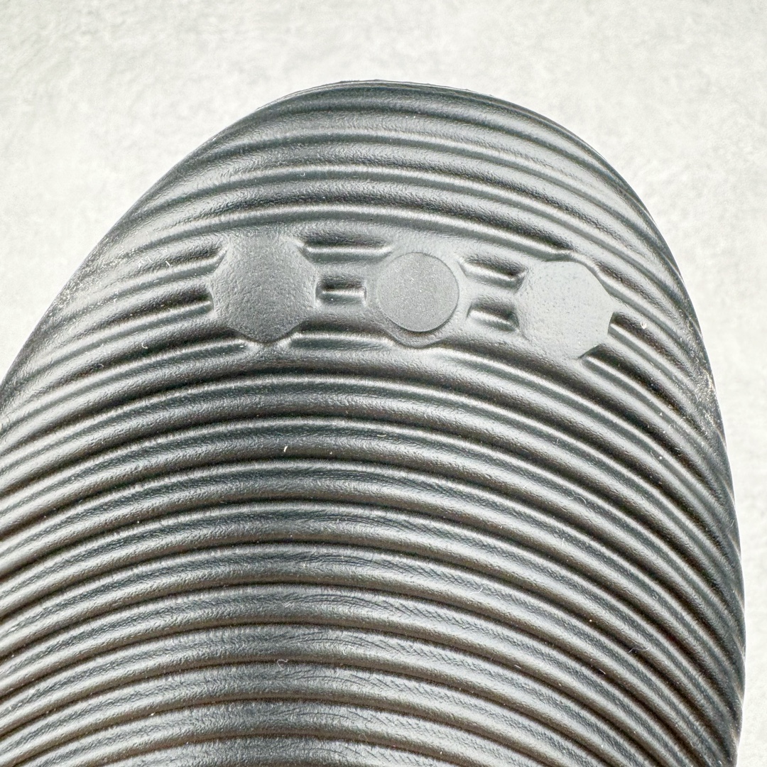 图片[18]-＃Lw纯原 AD adiFOM Ilinfnity Mule 003 穆勒风慵懒惬意防磨包头拖鞋 黑色 IG6969 重金购入原鞋及原档案磨具生产指令开发 鞋头部位凹凸有致 横向大面积波浪纹理 Logo 凹凸明显 轮廓分明 描漆定位精准 公整无偏差不溢出 LOGO内侧钢印清晰工整 原厂磨具全鞋无多余毛边 同源公司EVA粒子环保塑料 原厂指令配方 无任何异味 弹性卡色均保持原鞋一致 匠心打造 鞋口弧度大小 鞋面色泽质感同步原鞋 LOGO内侧钢印清晰工整 中底部分带原厂钢印编号 原厂Ortholite欧斯莱鞋垫 区别掉渣海玻璃鞋垫 吸汗防臭的效果无法相提并论 原厂定制原标 同比ZP 符合人体设计 独家开发至48码 尺码：35 36 37 38 39 40 41 42 43 44 45 46 47 48-选品中心