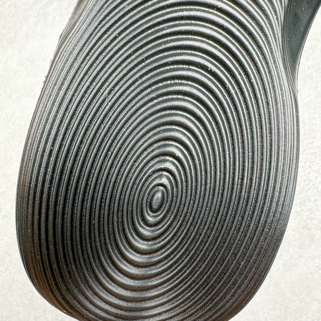 图片[17]-＃Lw纯原 AD adiFOM Ilinfnity Mule 003 穆勒风慵懒惬意防磨包头拖鞋 黑色 IG6969 重金购入原鞋及原档案磨具生产指令开发 鞋头部位凹凸有致 横向大面积波浪纹理 Logo 凹凸明显 轮廓分明 描漆定位精准 公整无偏差不溢出 LOGO内侧钢印清晰工整 原厂磨具全鞋无多余毛边 同源公司EVA粒子环保塑料 原厂指令配方 无任何异味 弹性卡色均保持原鞋一致 匠心打造 鞋口弧度大小 鞋面色泽质感同步原鞋 LOGO内侧钢印清晰工整 中底部分带原厂钢印编号 原厂Ortholite欧斯莱鞋垫 区别掉渣海玻璃鞋垫 吸汗防臭的效果无法相提并论 原厂定制原标 同比ZP 符合人体设计 独家开发至48码 尺码：35 36 37 38 39 40 41 42 43 44 45 46 47 48-选品中心