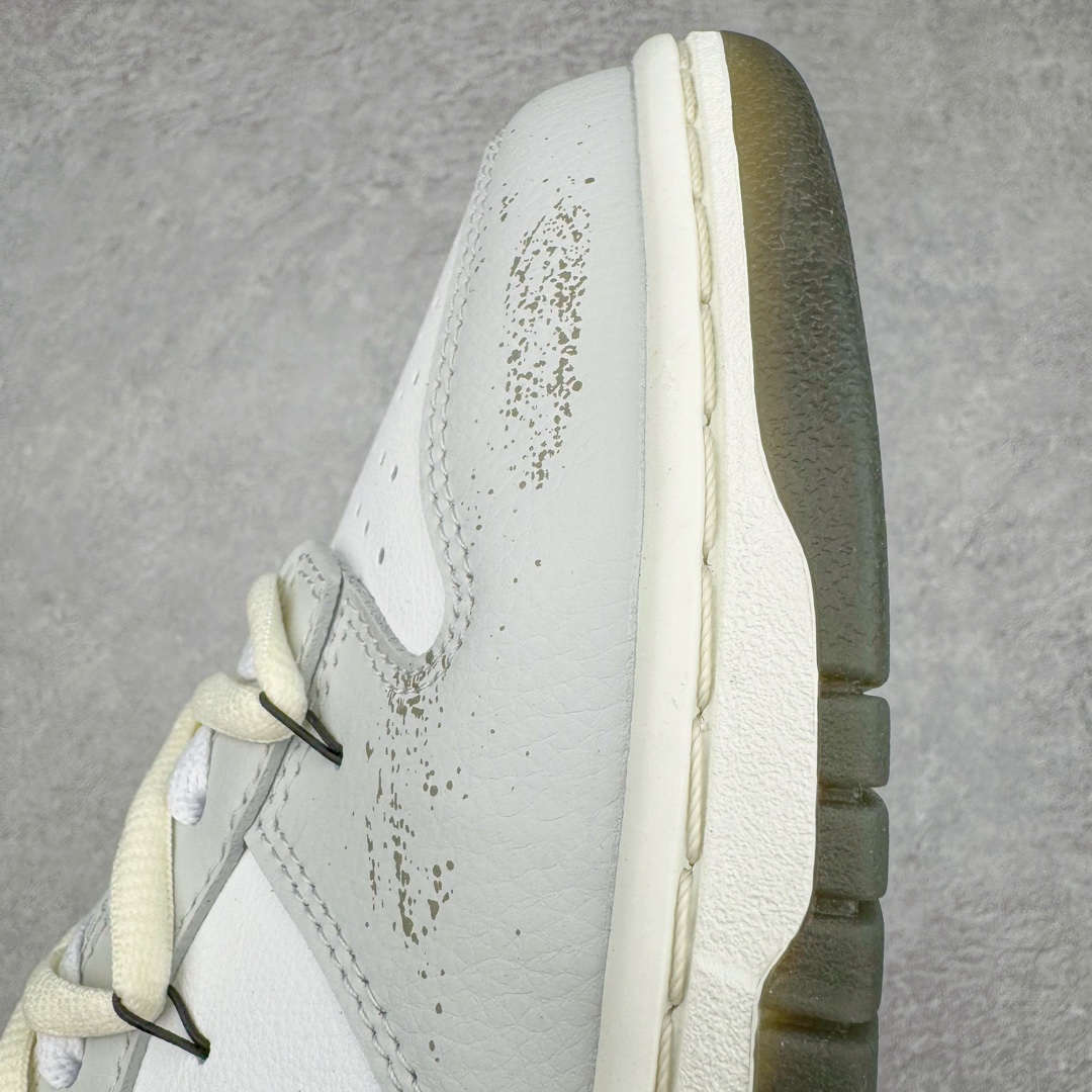 图片[18]-＃YC纯原福利 NK Dunk Low 灰色岛屿 FJ4188-100 定制系列天花板 无原鞋不开发 全系列得物原鞋一比一校对开发 配色持续更新中 终端对接 优势输出 全套原厂楦头原纸板数据档案倾力打造 原汁原味莞产 极致还原 圈内最强针车工艺 高端零售指定版 广东原厂配套原盒原标 鞋盒分三个尺码段 原厂冲刀 超高清洁度 全鞋零毛边皮料切割 采用原厂百宏鞋带以及原厂百宏织唛舌标 内标可供原厂几率过验 进口原装条纹中底布 四线拉帮白色点胶 原厂拉帮手法遵循公司 原厂电绣 极致还原 尺码：35.5 36 36.5 37.5 38 38.5 39 40 40.5 41 42 42.5 43 44 44.5 45 46 47.5-选品中心
