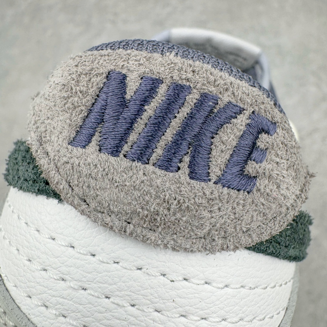 图片[15]-＃YC纯原福利 NK Dunk Low 灰色岛屿 FJ4188-100 定制系列天花板 无原鞋不开发 全系列得物原鞋一比一校对开发 配色持续更新中 终端对接 优势输出 全套原厂楦头原纸板数据档案倾力打造 原汁原味莞产 极致还原 圈内最强针车工艺 高端零售指定版 广东原厂配套原盒原标 鞋盒分三个尺码段 原厂冲刀 超高清洁度 全鞋零毛边皮料切割 采用原厂百宏鞋带以及原厂百宏织唛舌标 内标可供原厂几率过验 进口原装条纹中底布 四线拉帮白色点胶 原厂拉帮手法遵循公司 原厂电绣 极致还原 尺码：35.5 36 36.5 37.5 38 38.5 39 40 40.5 41 42 42.5 43 44 44.5 45 46 47.5-选品中心