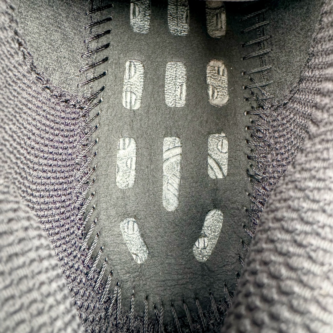 图片[17]-＃YG纯原 AD Ultra Boost Light UB2023 COLD.RDY 2.0 低帮袜套式针织透气缓震休闲运动慢跑鞋 IE1677 德国进口巴斯夫大底 全套原纸板楦头开发 原厂特供飞织面配套加持 确保原汁原味 完美呈现版型 一比一还原zp踩屎脚感 原档案底模数据 正确多层组合大底 辰元原厂针织代工 细节还原度极高 独家外贸特供开发至48.5 历经10年不断创新以科技重塑跑步推出全新超轻新科技跑鞋 力求为跑步添活力 搭载LIGHT BOOST中底的新鲜演绎 无论节奏快慢、距离长短 伴你活力畅跑 延续了该系列的设计语言 采用分区编织鞋面 鞋头处网眼孔洞更大 提升透气性 一体式鞋舌 避免运动中出现偏移 实现鞋脚一体性 鞋侧 TPU 材质 有效提供支撑性 镂空的设计 同时减轻整体重量 最明显的则是中底部分 不仅是厚度夸张 大家最熟悉的 Boost 材质终于迎来升级 减重 30% 带来更轻量化的上脚感受 尺码：36 36.5 37 38 38.5 39 40-选品中心