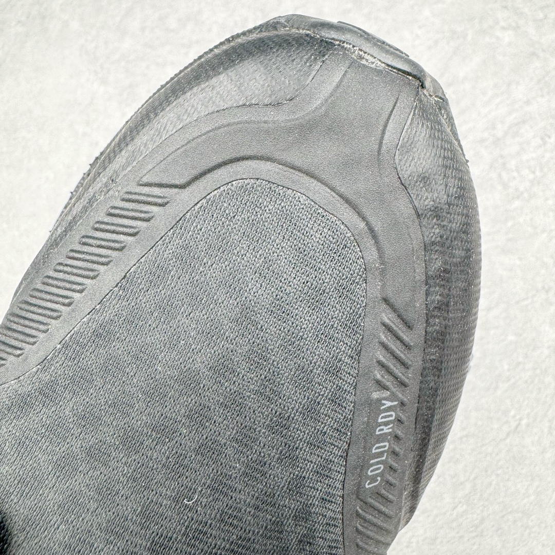 图片[15]-＃YG纯原 AD Ultra Boost Light UB2023 COLD.RDY 2.0 低帮袜套式针织透气缓震休闲运动慢跑鞋 IE1677 德国进口巴斯夫大底 全套原纸板楦头开发 原厂特供飞织面配套加持 确保原汁原味 完美呈现版型 一比一还原zp踩屎脚感 原档案底模数据 正确多层组合大底 辰元原厂针织代工 细节还原度极高 独家外贸特供开发至48.5 历经10年不断创新以科技重塑跑步推出全新超轻新科技跑鞋 力求为跑步添活力 搭载LIGHT BOOST中底的新鲜演绎 无论节奏快慢、距离长短 伴你活力畅跑 延续了该系列的设计语言 采用分区编织鞋面 鞋头处网眼孔洞更大 提升透气性 一体式鞋舌 避免运动中出现偏移 实现鞋脚一体性 鞋侧 TPU 材质 有效提供支撑性 镂空的设计 同时减轻整体重量 最明显的则是中底部分 不仅是厚度夸张 大家最熟悉的 Boost 材质终于迎来升级 减重 30% 带来更轻量化的上脚感受 尺码：36 36.5 37 38 38.5 39 40-选品中心