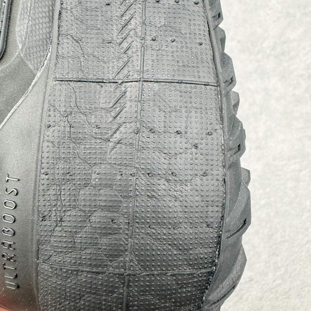 图片[12]-＃YG纯原 AD Ultra Boost Light UB2023 COLD.RDY 2.0 低帮袜套式针织透气缓震休闲运动慢跑鞋 IE1677 德国进口巴斯夫大底 全套原纸板楦头开发 原厂特供飞织面配套加持 确保原汁原味 完美呈现版型 一比一还原zp踩屎脚感 原档案底模数据 正确多层组合大底 辰元原厂针织代工 细节还原度极高 独家外贸特供开发至48.5 历经10年不断创新以科技重塑跑步推出全新超轻新科技跑鞋 力求为跑步添活力 搭载LIGHT BOOST中底的新鲜演绎 无论节奏快慢、距离长短 伴你活力畅跑 延续了该系列的设计语言 采用分区编织鞋面 鞋头处网眼孔洞更大 提升透气性 一体式鞋舌 避免运动中出现偏移 实现鞋脚一体性 鞋侧 TPU 材质 有效提供支撑性 镂空的设计 同时减轻整体重量 最明显的则是中底部分 不仅是厚度夸张 大家最熟悉的 Boost 材质终于迎来升级 减重 30% 带来更轻量化的上脚感受 尺码：36 36.5 37 38 38.5 39 40-选品中心