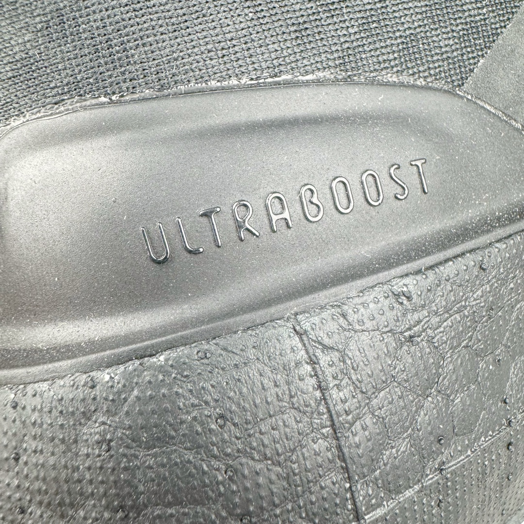 图片[13]-＃YG纯原 AD Ultra Boost Light UB2023 COLD.RDY 2.0 低帮袜套式针织透气缓震休闲运动慢跑鞋 IE1677 德国进口巴斯夫大底 全套原纸板楦头开发 原厂特供飞织面配套加持 确保原汁原味 完美呈现版型 一比一还原zp踩屎脚感 原档案底模数据 正确多层组合大底 辰元原厂针织代工 细节还原度极高 独家外贸特供开发至48.5 历经10年不断创新以科技重塑跑步推出全新超轻新科技跑鞋 力求为跑步添活力 搭载LIGHT BOOST中底的新鲜演绎 无论节奏快慢、距离长短 伴你活力畅跑 延续了该系列的设计语言 采用分区编织鞋面 鞋头处网眼孔洞更大 提升透气性 一体式鞋舌 避免运动中出现偏移 实现鞋脚一体性 鞋侧 TPU 材质 有效提供支撑性 镂空的设计 同时减轻整体重量 最明显的则是中底部分 不仅是厚度夸张 大家最熟悉的 Boost 材质终于迎来升级 减重 30% 带来更轻量化的上脚感受 尺码：36 36.5 37 38 38.5 39 40-选品中心