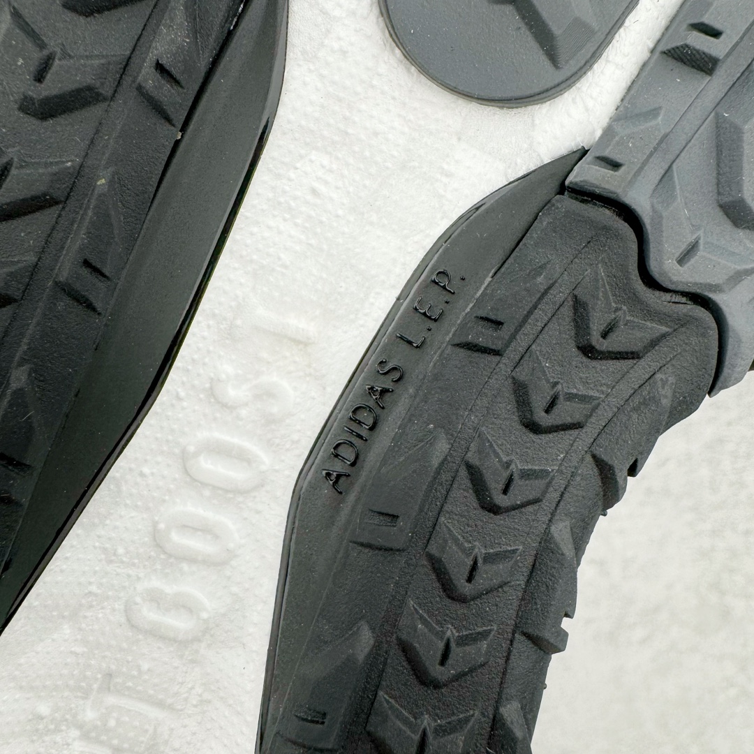 图片[18]-＃YG纯原 AD Ultra Boost Light UB2023 COLD.RDY 2.0 低帮袜套式针织透气缓震休闲运动慢跑鞋 IE1677 德国进口巴斯夫大底 全套原纸板楦头开发 原厂特供飞织面配套加持 确保原汁原味 完美呈现版型 一比一还原zp踩屎脚感 原档案底模数据 正确多层组合大底 辰元原厂针织代工 细节还原度极高 独家外贸特供开发至48.5 历经10年不断创新以科技重塑跑步推出全新超轻新科技跑鞋 力求为跑步添活力 搭载LIGHT BOOST中底的新鲜演绎 无论节奏快慢、距离长短 伴你活力畅跑 延续了该系列的设计语言 采用分区编织鞋面 鞋头处网眼孔洞更大 提升透气性 一体式鞋舌 避免运动中出现偏移 实现鞋脚一体性 鞋侧 TPU 材质 有效提供支撑性 镂空的设计 同时减轻整体重量 最明显的则是中底部分 不仅是厚度夸张 大家最熟悉的 Boost 材质终于迎来升级 减重 30% 带来更轻量化的上脚感受 尺码：36 36.5 37 38 38.5 39 40-选品中心