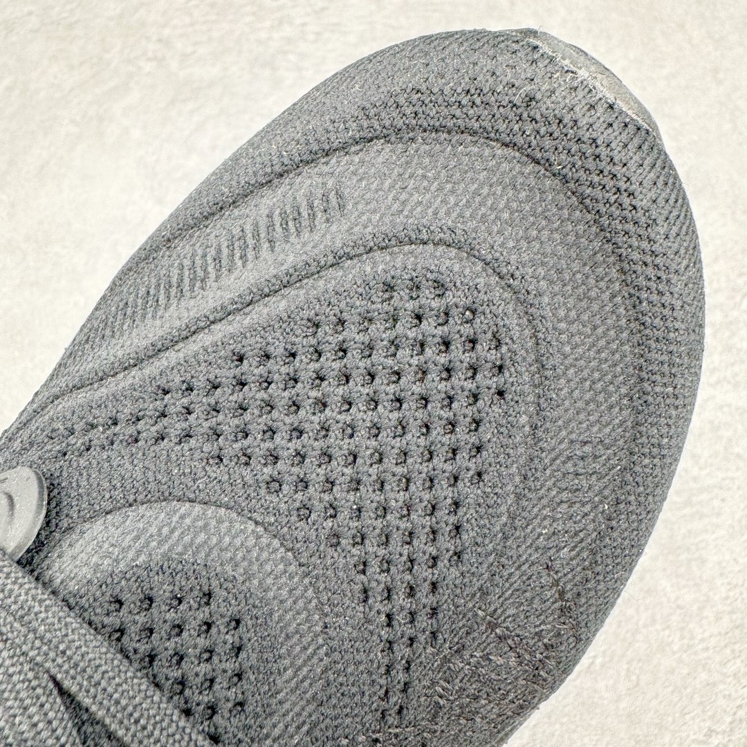 图片[16]-＃YG纯原 AD Ultra Boost Light UB2023 Y3联名黑白 山本耀司签名款 低帮袜套式针织透气缓震休闲运动慢跑鞋 IF2347 德国进口巴斯夫大底 全套原纸板楦头开发 原厂特供飞织面配套加持 确保原汁原味 完美呈现版型 一比一还原zp踩屎脚感 原档案底模数据 正确多层组合大底 辰元原厂针织代工 细节还原度极高 独家外贸特供开发至48.5 历经10年不断创新以科技重塑跑步推出全新超轻新科技跑鞋 力求为跑步添活力 搭载LIGHT BOOST中底的新鲜演绎 无论节奏快慢、距离长短 伴你活力畅跑 延续了该系列的设计语言 采用分区编织鞋面 鞋头处网眼孔洞更大 提升透气性 一体式鞋舌 避免运动中出现偏移 实现鞋脚一体性 鞋侧 TPU 材质 有效提供支撑性 镂空的设计 同时减轻整体重量 最明显的则是中底部分 不仅是厚度夸张 大家最熟悉的 Boost 材质终于迎来升级 减重 30% 带来更轻量化的上脚感受 尺码：39 40 40.5 41 42 42.5 43 44 44.5 45 46 47 48-选品中心