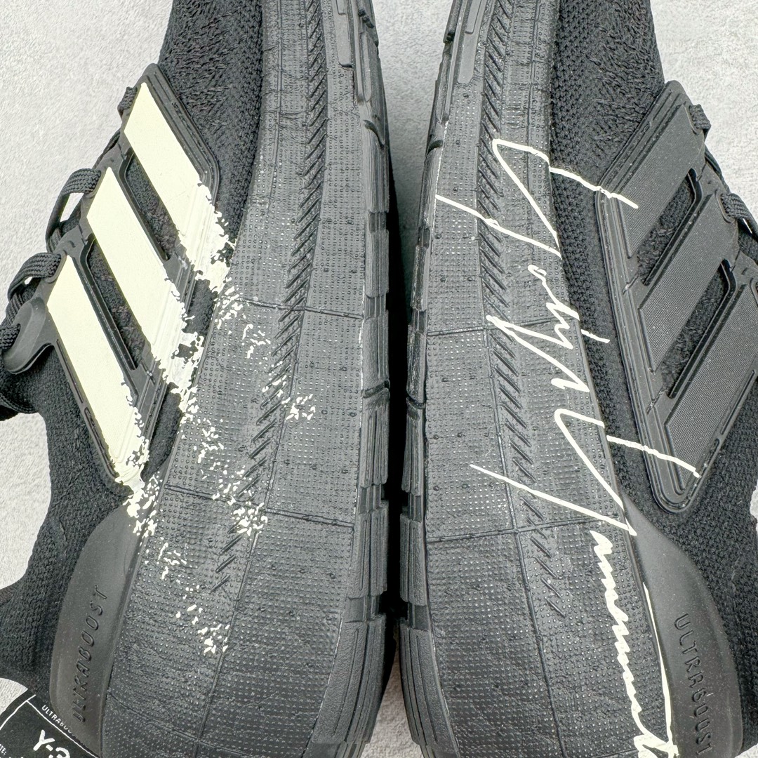 图片[12]-＃YG纯原 AD Ultra Boost Light UB2023 Y3联名黑白 山本耀司签名款 低帮袜套式针织透气缓震休闲运动慢跑鞋 IF2347 德国进口巴斯夫大底 全套原纸板楦头开发 原厂特供飞织面配套加持 确保原汁原味 完美呈现版型 一比一还原zp踩屎脚感 原档案底模数据 正确多层组合大底 辰元原厂针织代工 细节还原度极高 独家外贸特供开发至48.5 历经10年不断创新以科技重塑跑步推出全新超轻新科技跑鞋 力求为跑步添活力 搭载LIGHT BOOST中底的新鲜演绎 无论节奏快慢、距离长短 伴你活力畅跑 延续了该系列的设计语言 采用分区编织鞋面 鞋头处网眼孔洞更大 提升透气性 一体式鞋舌 避免运动中出现偏移 实现鞋脚一体性 鞋侧 TPU 材质 有效提供支撑性 镂空的设计 同时减轻整体重量 最明显的则是中底部分 不仅是厚度夸张 大家最熟悉的 Boost 材质终于迎来升级 减重 30% 带来更轻量化的上脚感受 尺码：39 40 40.5 41 42 42.5 43 44 44.5 45 46 47 48-选品中心