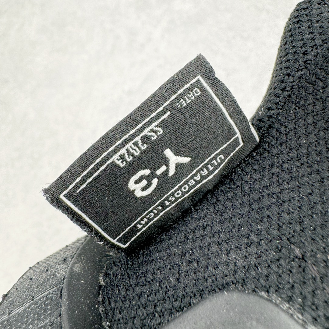 图片[19]-＃YG纯原 AD Ultra Boost Light UB2023 Y3联名黑白 山本耀司签名款 低帮袜套式针织透气缓震休闲运动慢跑鞋 IF2347 德国进口巴斯夫大底 全套原纸板楦头开发 原厂特供飞织面配套加持 确保原汁原味 完美呈现版型 一比一还原zp踩屎脚感 原档案底模数据 正确多层组合大底 辰元原厂针织代工 细节还原度极高 独家外贸特供开发至48.5 历经10年不断创新以科技重塑跑步推出全新超轻新科技跑鞋 力求为跑步添活力 搭载LIGHT BOOST中底的新鲜演绎 无论节奏快慢、距离长短 伴你活力畅跑 延续了该系列的设计语言 采用分区编织鞋面 鞋头处网眼孔洞更大 提升透气性 一体式鞋舌 避免运动中出现偏移 实现鞋脚一体性 鞋侧 TPU 材质 有效提供支撑性 镂空的设计 同时减轻整体重量 最明显的则是中底部分 不仅是厚度夸张 大家最熟悉的 Boost 材质终于迎来升级 减重 30% 带来更轻量化的上脚感受 尺码：39 40 40.5 41 42 42.5 43 44 44.5 45 46 47 48-选品中心