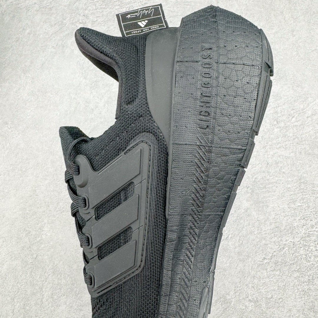 图片[11]-＃YG纯原 AD Ultra Boost Light UB2023 Y3联名黑白 山本耀司签名款 低帮袜套式针织透气缓震休闲运动慢跑鞋 IF2347 德国进口巴斯夫大底 全套原纸板楦头开发 原厂特供飞织面配套加持 确保原汁原味 完美呈现版型 一比一还原zp踩屎脚感 原档案底模数据 正确多层组合大底 辰元原厂针织代工 细节还原度极高 独家外贸特供开发至48.5 历经10年不断创新以科技重塑跑步推出全新超轻新科技跑鞋 力求为跑步添活力 搭载LIGHT BOOST中底的新鲜演绎 无论节奏快慢、距离长短 伴你活力畅跑 延续了该系列的设计语言 采用分区编织鞋面 鞋头处网眼孔洞更大 提升透气性 一体式鞋舌 避免运动中出现偏移 实现鞋脚一体性 鞋侧 TPU 材质 有效提供支撑性 镂空的设计 同时减轻整体重量 最明显的则是中底部分 不仅是厚度夸张 大家最熟悉的 Boost 材质终于迎来升级 减重 30% 带来更轻量化的上脚感受 尺码：39 40 40.5 41 42 42.5 43 44 44.5 45 46 47 48-选品中心