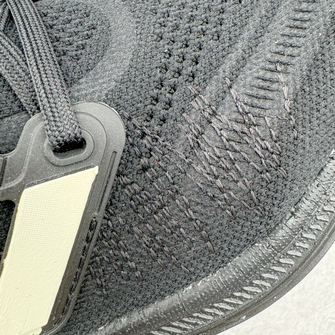 图片[15]-＃YG纯原 AD Ultra Boost Light UB2023 Y3联名黑白 山本耀司签名款 低帮袜套式针织透气缓震休闲运动慢跑鞋 IF2347 德国进口巴斯夫大底 全套原纸板楦头开发 原厂特供飞织面配套加持 确保原汁原味 完美呈现版型 一比一还原zp踩屎脚感 原档案底模数据 正确多层组合大底 辰元原厂针织代工 细节还原度极高 独家外贸特供开发至48.5 历经10年不断创新以科技重塑跑步推出全新超轻新科技跑鞋 力求为跑步添活力 搭载LIGHT BOOST中底的新鲜演绎 无论节奏快慢、距离长短 伴你活力畅跑 延续了该系列的设计语言 采用分区编织鞋面 鞋头处网眼孔洞更大 提升透气性 一体式鞋舌 避免运动中出现偏移 实现鞋脚一体性 鞋侧 TPU 材质 有效提供支撑性 镂空的设计 同时减轻整体重量 最明显的则是中底部分 不仅是厚度夸张 大家最熟悉的 Boost 材质终于迎来升级 减重 30% 带来更轻量化的上脚感受 尺码：39 40 40.5 41 42 42.5 43 44 44.5 45 46 47 48-选品中心