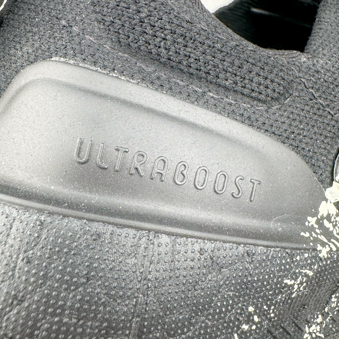 图片[18]-＃YG纯原 AD Ultra Boost Light UB2023 Y3联名黑白 山本耀司签名款 低帮袜套式针织透气缓震休闲运动慢跑鞋 IF2347 德国进口巴斯夫大底 全套原纸板楦头开发 原厂特供飞织面配套加持 确保原汁原味 完美呈现版型 一比一还原zp踩屎脚感 原档案底模数据 正确多层组合大底 辰元原厂针织代工 细节还原度极高 独家外贸特供开发至48.5 历经10年不断创新以科技重塑跑步推出全新超轻新科技跑鞋 力求为跑步添活力 搭载LIGHT BOOST中底的新鲜演绎 无论节奏快慢、距离长短 伴你活力畅跑 延续了该系列的设计语言 采用分区编织鞋面 鞋头处网眼孔洞更大 提升透气性 一体式鞋舌 避免运动中出现偏移 实现鞋脚一体性 鞋侧 TPU 材质 有效提供支撑性 镂空的设计 同时减轻整体重量 最明显的则是中底部分 不仅是厚度夸张 大家最熟悉的 Boost 材质终于迎来升级 减重 30% 带来更轻量化的上脚感受 尺码：39 40 40.5 41 42 42.5 43 44 44.5 45 46 47 48-选品中心