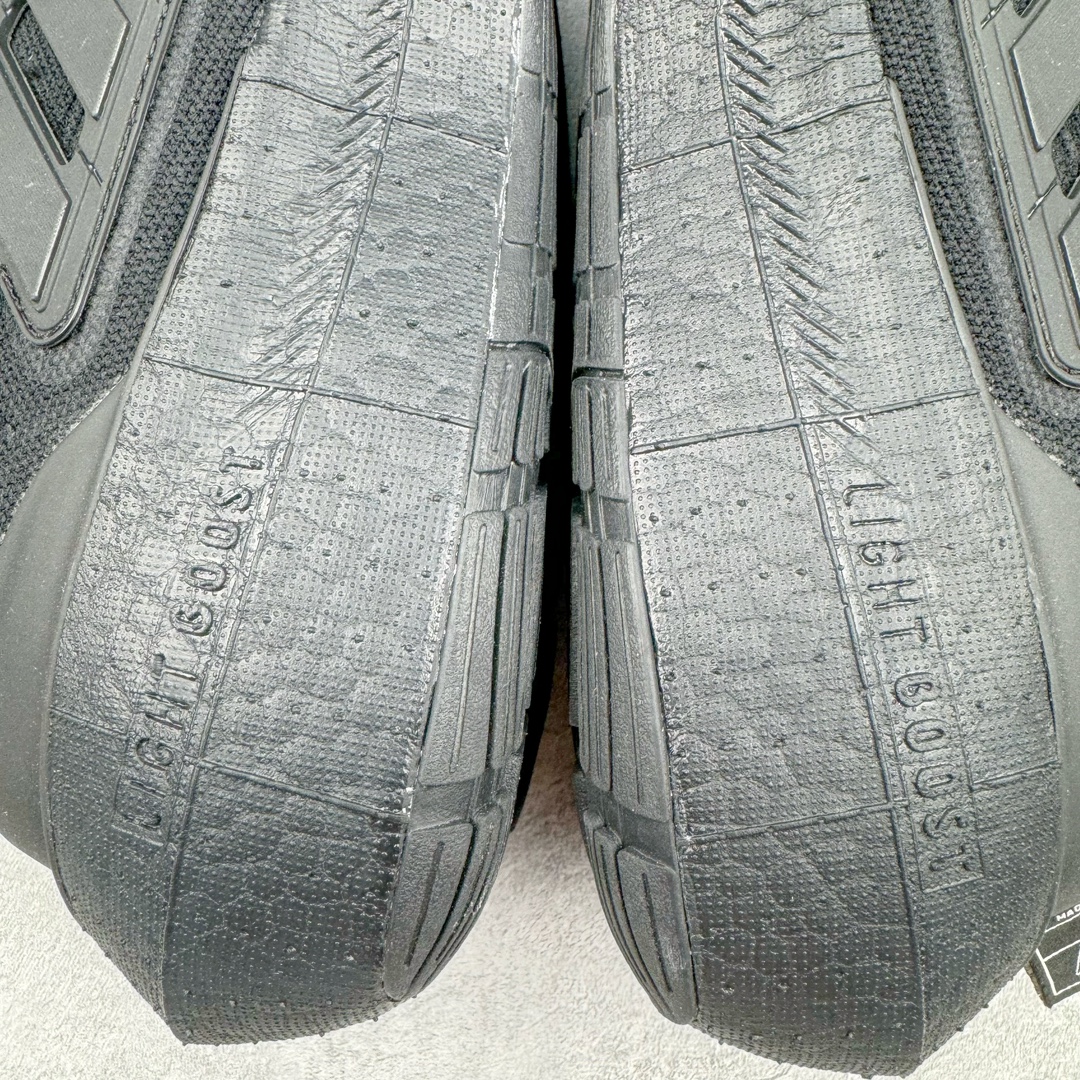 图片[13]-＃YG纯原 AD Ultra Boost Light UB2023 Y3联名黑白 山本耀司签名款 低帮袜套式针织透气缓震休闲运动慢跑鞋 IF2347 德国进口巴斯夫大底 全套原纸板楦头开发 原厂特供飞织面配套加持 确保原汁原味 完美呈现版型 一比一还原zp踩屎脚感 原档案底模数据 正确多层组合大底 辰元原厂针织代工 细节还原度极高 独家外贸特供开发至48.5 历经10年不断创新以科技重塑跑步推出全新超轻新科技跑鞋 力求为跑步添活力 搭载LIGHT BOOST中底的新鲜演绎 无论节奏快慢、距离长短 伴你活力畅跑 延续了该系列的设计语言 采用分区编织鞋面 鞋头处网眼孔洞更大 提升透气性 一体式鞋舌 避免运动中出现偏移 实现鞋脚一体性 鞋侧 TPU 材质 有效提供支撑性 镂空的设计 同时减轻整体重量 最明显的则是中底部分 不仅是厚度夸张 大家最熟悉的 Boost 材质终于迎来升级 减重 30% 带来更轻量化的上脚感受 尺码：39 40 40.5 41 42 42.5 43 44 44.5 45 46 47 48-选品中心