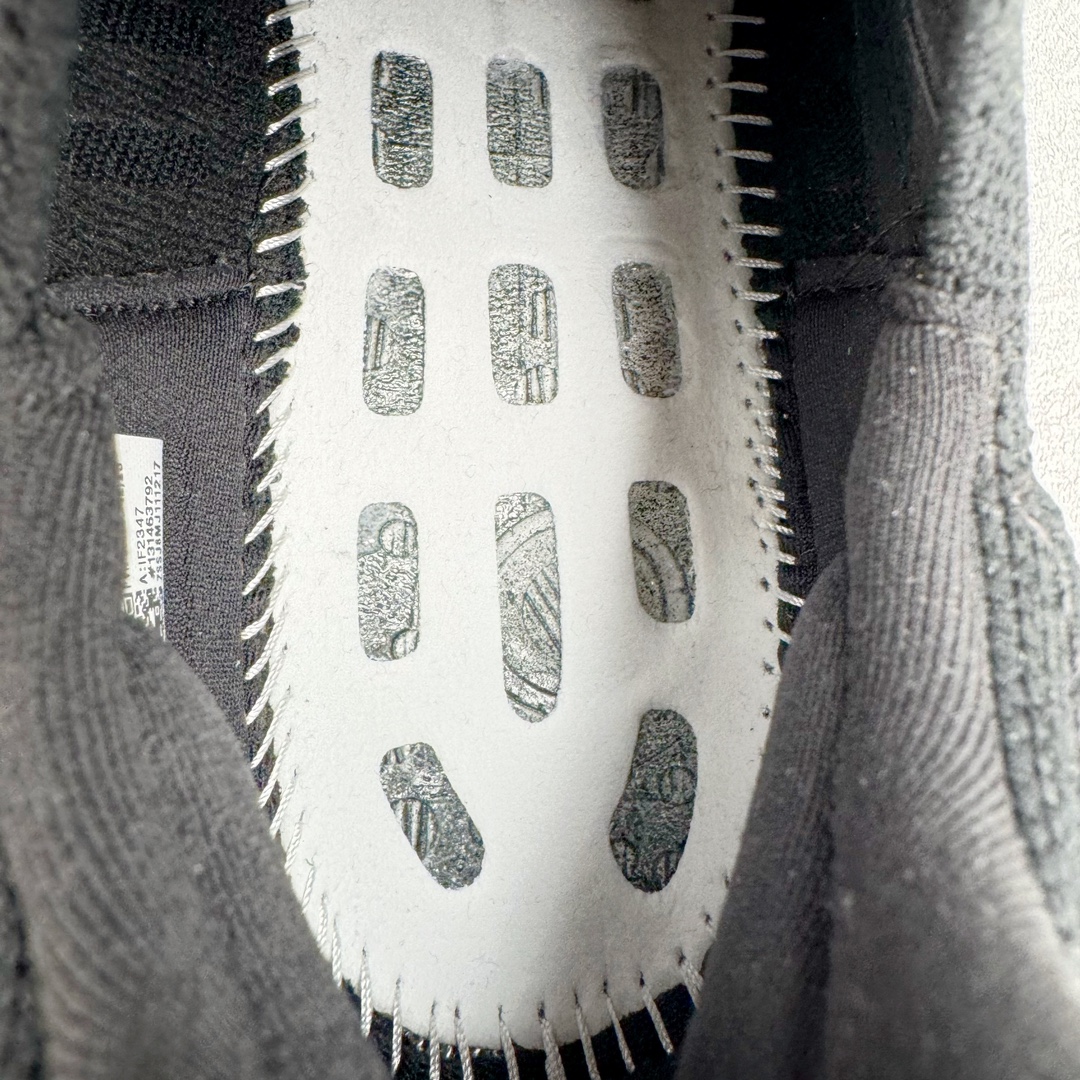图片[23]-＃YG纯原 AD Ultra Boost Light UB2023 Y3联名黑白 山本耀司签名款 低帮袜套式针织透气缓震休闲运动慢跑鞋 IF2347 德国进口巴斯夫大底 全套原纸板楦头开发 原厂特供飞织面配套加持 确保原汁原味 完美呈现版型 一比一还原zp踩屎脚感 原档案底模数据 正确多层组合大底 辰元原厂针织代工 细节还原度极高 独家外贸特供开发至48.5 历经10年不断创新以科技重塑跑步推出全新超轻新科技跑鞋 力求为跑步添活力 搭载LIGHT BOOST中底的新鲜演绎 无论节奏快慢、距离长短 伴你活力畅跑 延续了该系列的设计语言 采用分区编织鞋面 鞋头处网眼孔洞更大 提升透气性 一体式鞋舌 避免运动中出现偏移 实现鞋脚一体性 鞋侧 TPU 材质 有效提供支撑性 镂空的设计 同时减轻整体重量 最明显的则是中底部分 不仅是厚度夸张 大家最熟悉的 Boost 材质终于迎来升级 减重 30% 带来更轻量化的上脚感受 尺码：39 40 40.5 41 42 42.5 43 44 44.5 45 46 47 48-选品中心