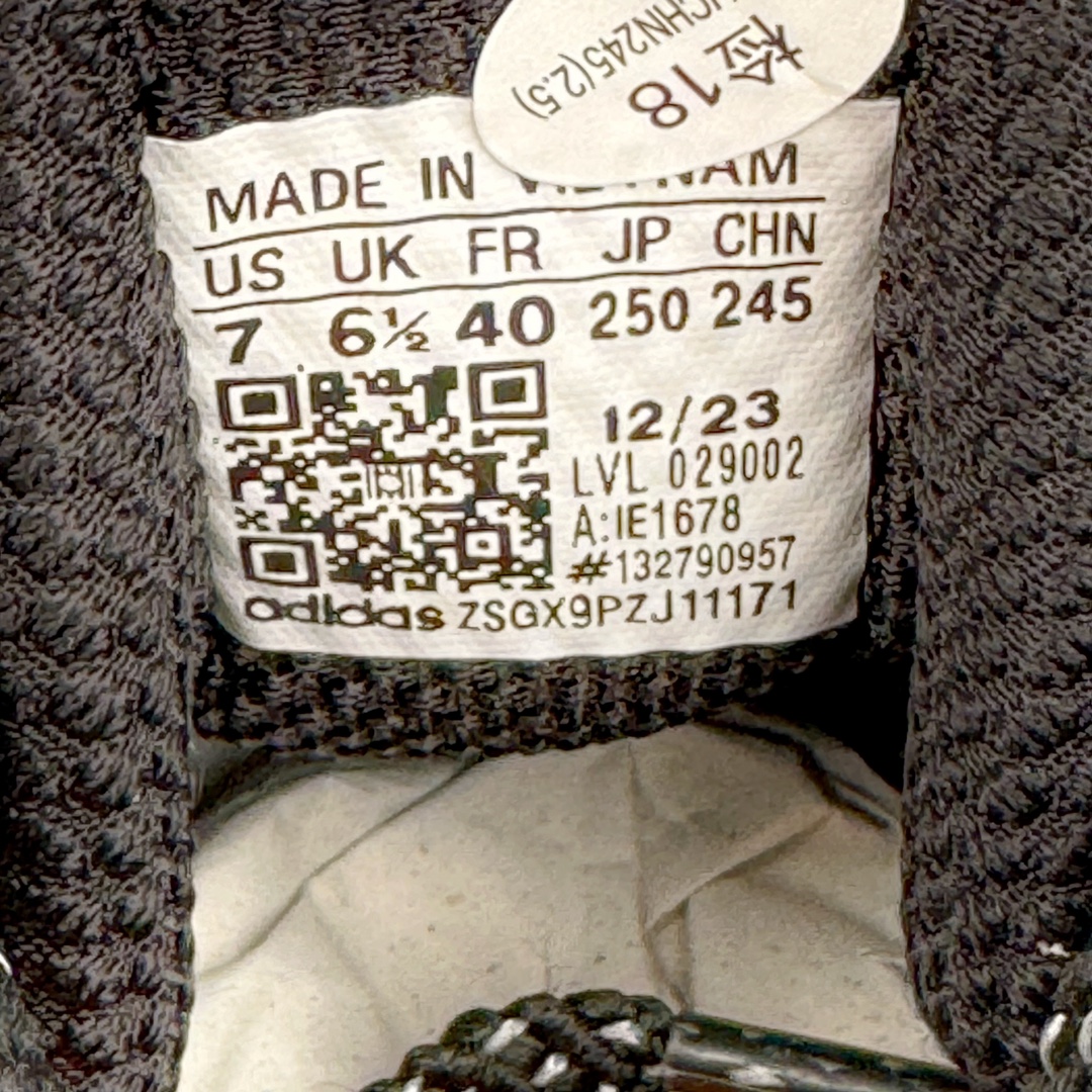 图片[11]-＃YG纯原 AD Ultra Boost Light UB2023 COLD.RDY 2.0 低帮袜套式针织透气缓震休闲运动慢跑鞋 IE1678 德国进口巴斯夫大底 全套原纸板楦头开发 原厂特供飞织面配套加持 确保原汁原味 完美呈现版型 一比一还原zp踩屎脚感 原档案底模数据 正确多层组合大底 辰元原厂针织代工 细节还原度极高 独家外贸特供开发至48.5 历经10年不断创新以科技重塑跑步推出全新超轻新科技跑鞋 力求为跑步添活力 搭载LIGHT BOOST中底的新鲜演绎 无论节奏快慢、距离长短 伴你活力畅跑 延续了该系列的设计语言 采用分区编织鞋面 鞋头处网眼孔洞更大 提升透气性 一体式鞋舌 避免运动中出现偏移 实现鞋脚一体性 鞋侧 TPU 材质 有效提供支撑性 镂空的设计 同时减轻整体重量 最明显的则是中底部分 不仅是厚度夸张 大家最熟悉的 Boost 材质终于迎来升级 减重 30% 带来更轻量化的上脚感受 尺码：39 40 40.5 41 42 42.5 43 44 44.5 45-选品中心