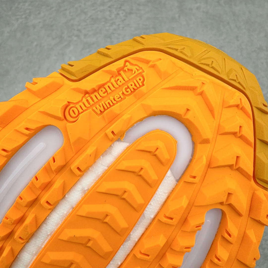 图片[14]-＃YG纯原 AD Ultra Boost Light UB2023 COLD.RDY 2.0 低帮袜套式针织透气缓震休闲运动慢跑鞋 IE1678 德国进口巴斯夫大底 全套原纸板楦头开发 原厂特供飞织面配套加持 确保原汁原味 完美呈现版型 一比一还原zp踩屎脚感 原档案底模数据 正确多层组合大底 辰元原厂针织代工 细节还原度极高 独家外贸特供开发至48.5 历经10年不断创新以科技重塑跑步推出全新超轻新科技跑鞋 力求为跑步添活力 搭载LIGHT BOOST中底的新鲜演绎 无论节奏快慢、距离长短 伴你活力畅跑 延续了该系列的设计语言 采用分区编织鞋面 鞋头处网眼孔洞更大 提升透气性 一体式鞋舌 避免运动中出现偏移 实现鞋脚一体性 鞋侧 TPU 材质 有效提供支撑性 镂空的设计 同时减轻整体重量 最明显的则是中底部分 不仅是厚度夸张 大家最熟悉的 Boost 材质终于迎来升级 减重 30% 带来更轻量化的上脚感受 尺码：39 40 40.5 41 42 42.5 43 44 44.5 45-选品中心