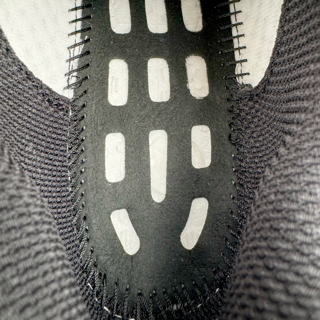 图片[10]-＃YG纯原 AD Ultra Boost Light UB2023 COLD.RDY 2.0 低帮袜套式针织透气缓震休闲运动慢跑鞋 IE1678 德国进口巴斯夫大底 全套原纸板楦头开发 原厂特供飞织面配套加持 确保原汁原味 完美呈现版型 一比一还原zp踩屎脚感 原档案底模数据 正确多层组合大底 辰元原厂针织代工 细节还原度极高 独家外贸特供开发至48.5 历经10年不断创新以科技重塑跑步推出全新超轻新科技跑鞋 力求为跑步添活力 搭载LIGHT BOOST中底的新鲜演绎 无论节奏快慢、距离长短 伴你活力畅跑 延续了该系列的设计语言 采用分区编织鞋面 鞋头处网眼孔洞更大 提升透气性 一体式鞋舌 避免运动中出现偏移 实现鞋脚一体性 鞋侧 TPU 材质 有效提供支撑性 镂空的设计 同时减轻整体重量 最明显的则是中底部分 不仅是厚度夸张 大家最熟悉的 Boost 材质终于迎来升级 减重 30% 带来更轻量化的上脚感受 尺码：39 40 40.5 41 42 42.5 43 44 44.5 45-选品中心