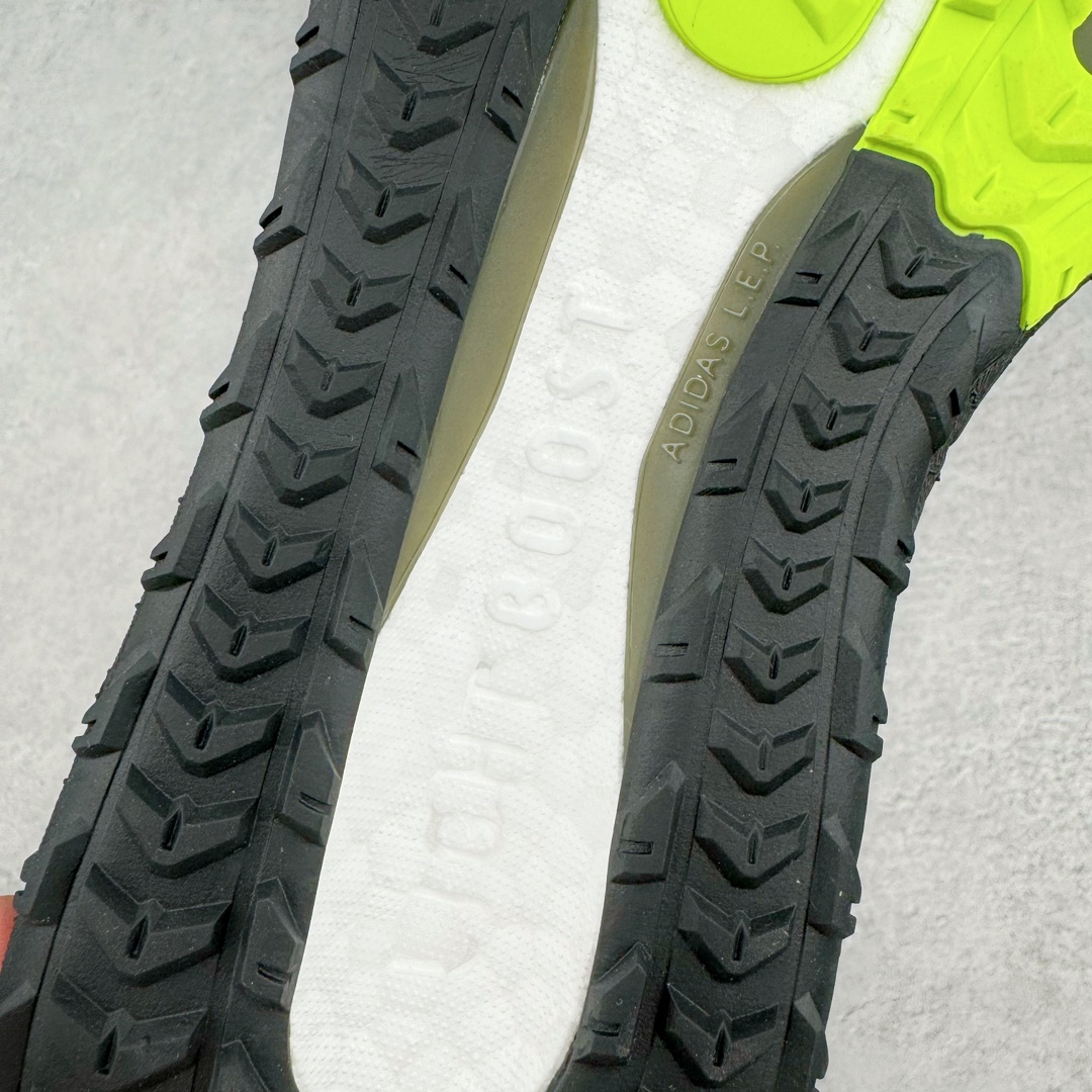 图片[15]-＃YG纯原 AD Ultra Boost Light UB2023 COLD.RDY 2.0 低帮袜套式针织透气缓震休闲运动慢跑鞋 IE6530 德国进口巴斯夫大底 全套原纸板楦头开发 原厂特供飞织面配套加持 确保原汁原味 完美呈现版型 一比一还原zp踩屎脚感 原档案底模数据 正确多层组合大底 辰元原厂针织代工 细节还原度极高 独家外贸特供开发至48.5 历经10年不断创新以科技重塑跑步推出全新超轻新科技跑鞋 力求为跑步添活力 搭载LIGHT BOOST中底的新鲜演绎 无论节奏快慢、距离长短 伴你活力畅跑 延续了该系列的设计语言 采用分区编织鞋面 鞋头处网眼孔洞更大 提升透气性 一体式鞋舌 避免运动中出现偏移 实现鞋脚一体性 鞋侧 TPU 材质 有效提供支撑性 镂空的设计 同时减轻整体重量 最明显的则是中底部分 不仅是厚度夸张 大家最熟悉的 Boost 材质终于迎来升级 减重 30% 带来更轻量化的上脚感受 尺码：39 40 40.5 41 42 42.5 43 44 44.5 45-选品中心