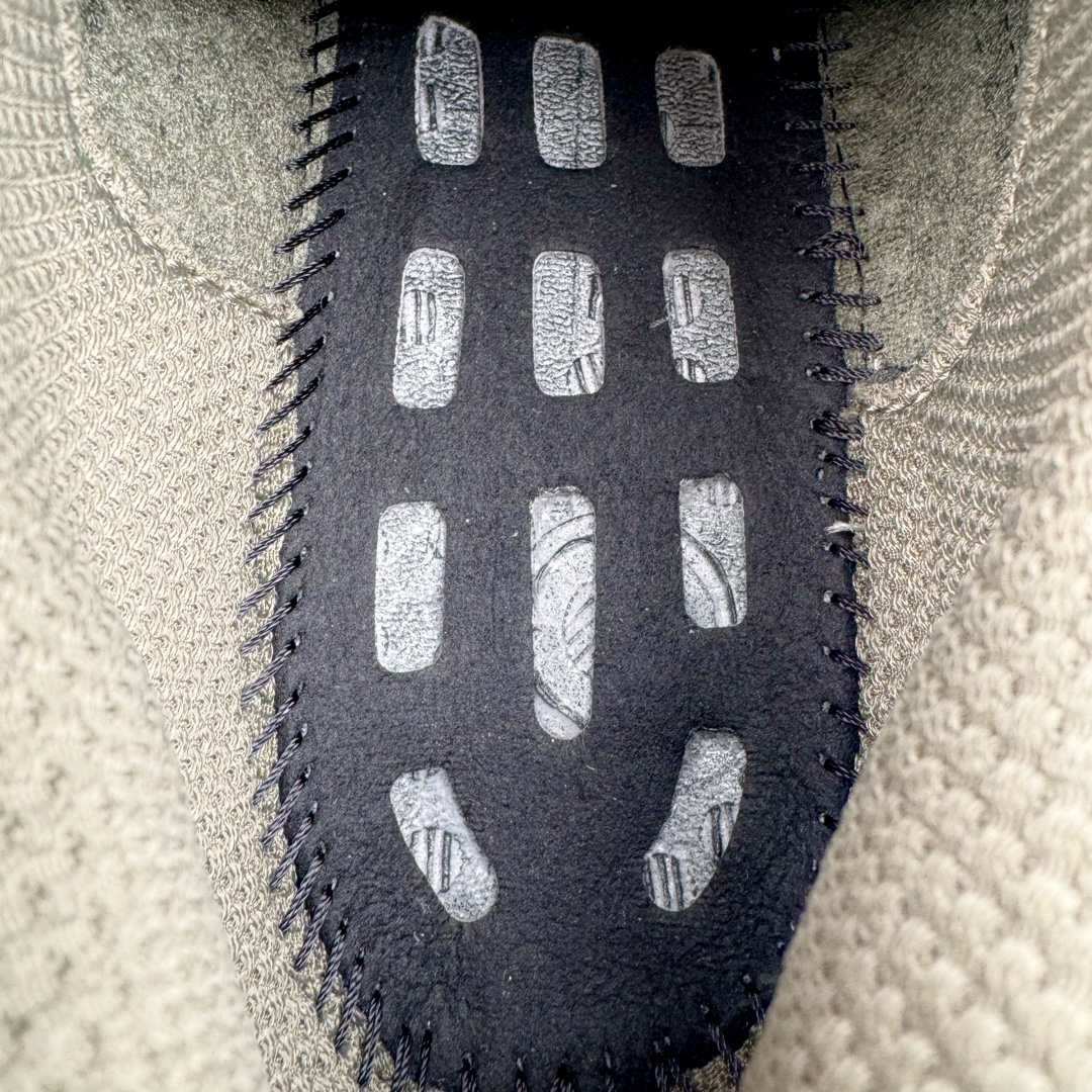 图片[17]-＃YG纯原 AD Ultra Boost Light UB2023 COLD.RDY 2.0 低帮袜套式针织透气缓震休闲运动慢跑鞋 IE6530 德国进口巴斯夫大底 全套原纸板楦头开发 原厂特供飞织面配套加持 确保原汁原味 完美呈现版型 一比一还原zp踩屎脚感 原档案底模数据 正确多层组合大底 辰元原厂针织代工 细节还原度极高 独家外贸特供开发至48.5 历经10年不断创新以科技重塑跑步推出全新超轻新科技跑鞋 力求为跑步添活力 搭载LIGHT BOOST中底的新鲜演绎 无论节奏快慢、距离长短 伴你活力畅跑 延续了该系列的设计语言 采用分区编织鞋面 鞋头处网眼孔洞更大 提升透气性 一体式鞋舌 避免运动中出现偏移 实现鞋脚一体性 鞋侧 TPU 材质 有效提供支撑性 镂空的设计 同时减轻整体重量 最明显的则是中底部分 不仅是厚度夸张 大家最熟悉的 Boost 材质终于迎来升级 减重 30% 带来更轻量化的上脚感受 尺码：39 40 40.5 41 42 42.5 43 44 44.5 45-选品中心