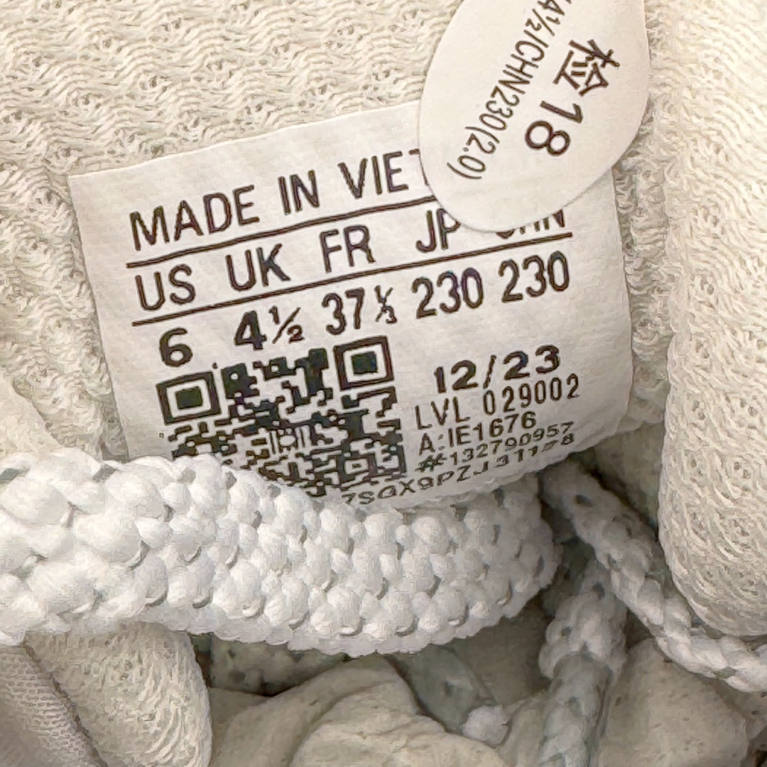 图片[17]-＃YG纯原 AD Ultra Boost Light UB2023 COLD.RDY 2.0 低帮袜套式针织透气缓震休闲运动慢跑鞋 IE1676 德国进口巴斯夫大底 全套原纸板楦头开发 原厂特供飞织面配套加持 确保原汁原味 完美呈现版型 一比一还原zp踩屎脚感 原档案底模数据 正确多层组合大底 辰元原厂针织代工 细节还原度极高 独家外贸特供开发至48.5 历经10年不断创新以科技重塑跑步推出全新超轻新科技跑鞋 力求为跑步添活力 搭载LIGHT BOOST中底的新鲜演绎 无论节奏快慢、距离长短 伴你活力畅跑 延续了该系列的设计语言 采用分区编织鞋面 鞋头处网眼孔洞更大 提升透气性 一体式鞋舌 避免运动中出现偏移 实现鞋脚一体性 鞋侧 TPU 材质 有效提供支撑性 镂空的设计 同时减轻整体重量 最明显的则是中底部分 不仅是厚度夸张 大家最熟悉的 Boost 材质终于迎来升级 减重 30% 带来更轻量化的上脚感受 尺码：36 36.5 37 38 38.5 39 40-选品中心