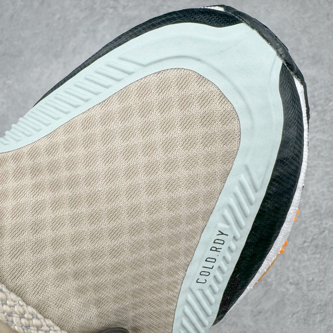 图片[11]-＃YG纯原 AD Ultra Boost Light UB2023 COLD.RDY 2.0 低帮袜套式针织透气缓震休闲运动慢跑鞋 IE1674 德国进口巴斯夫大底 全套原纸板楦头开发 原厂特供飞织面配套加持 确保原汁原味 完美呈现版型 一比一还原zp踩屎脚感 原档案底模数据 正确多层组合大底 辰元原厂针织代工 细节还原度极高 独家外贸特供开发至48.5 历经10年不断创新以科技重塑跑步推出全新超轻新科技跑鞋 力求为跑步添活力 搭载LIGHT BOOST中底的新鲜演绎 无论节奏快慢、距离长短 伴你活力畅跑 延续了该系列的设计语言 采用分区编织鞋面 鞋头处网眼孔洞更大 提升透气性 一体式鞋舌 避免运动中出现偏移 实现鞋脚一体性 鞋侧 TPU 材质 有效提供支撑性 镂空的设计 同时减轻整体重量 最明显的则是中底部分 不仅是厚度夸张 大家最熟悉的 Boost 材质终于迎来升级 减重 30% 带来更轻量化的上脚感受 尺码：39 40 40.5 41 42 42.5 43 44 44.5 45-选品中心