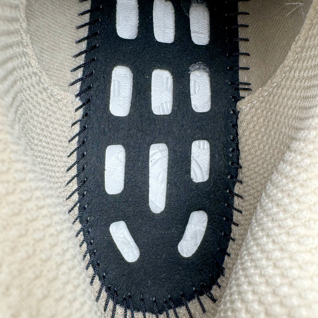 图片[18]-＃YG纯原 AD Ultra Boost Light UB2023 COLD.RDY 2.0 低帮袜套式针织透气缓震休闲运动慢跑鞋 IE1674 德国进口巴斯夫大底 全套原纸板楦头开发 原厂特供飞织面配套加持 确保原汁原味 完美呈现版型 一比一还原zp踩屎脚感 原档案底模数据 正确多层组合大底 辰元原厂针织代工 细节还原度极高 独家外贸特供开发至48.5 历经10年不断创新以科技重塑跑步推出全新超轻新科技跑鞋 力求为跑步添活力 搭载LIGHT BOOST中底的新鲜演绎 无论节奏快慢、距离长短 伴你活力畅跑 延续了该系列的设计语言 采用分区编织鞋面 鞋头处网眼孔洞更大 提升透气性 一体式鞋舌 避免运动中出现偏移 实现鞋脚一体性 鞋侧 TPU 材质 有效提供支撑性 镂空的设计 同时减轻整体重量 最明显的则是中底部分 不仅是厚度夸张 大家最熟悉的 Boost 材质终于迎来升级 减重 30% 带来更轻量化的上脚感受 尺码：39 40 40.5 41 42 42.5 43 44 44.5 45-选品中心