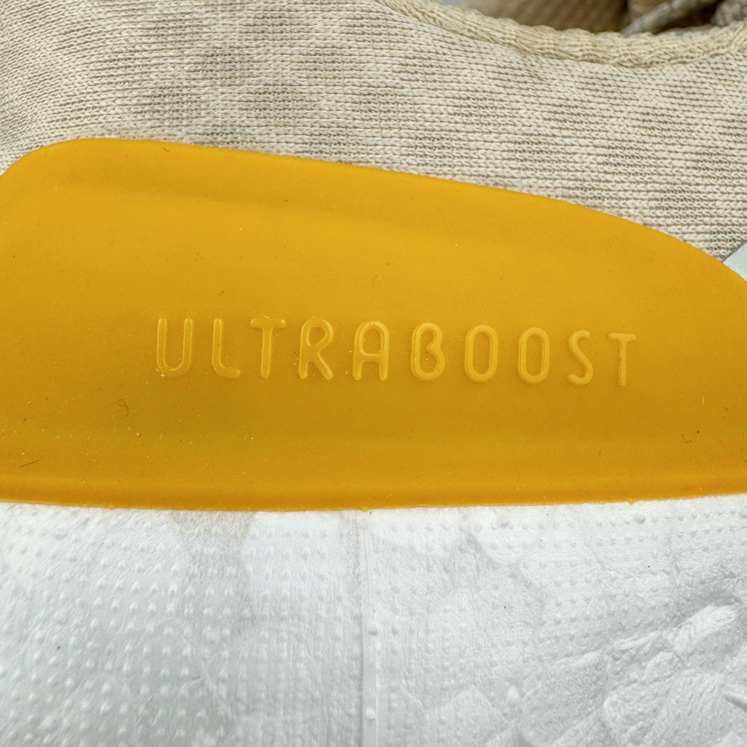 图片[14]-＃YG纯原 AD Ultra Boost Light UB2023 COLD.RDY 2.0 低帮袜套式针织透气缓震休闲运动慢跑鞋 IE1674 德国进口巴斯夫大底 全套原纸板楦头开发 原厂特供飞织面配套加持 确保原汁原味 完美呈现版型 一比一还原zp踩屎脚感 原档案底模数据 正确多层组合大底 辰元原厂针织代工 细节还原度极高 独家外贸特供开发至48.5 历经10年不断创新以科技重塑跑步推出全新超轻新科技跑鞋 力求为跑步添活力 搭载LIGHT BOOST中底的新鲜演绎 无论节奏快慢、距离长短 伴你活力畅跑 延续了该系列的设计语言 采用分区编织鞋面 鞋头处网眼孔洞更大 提升透气性 一体式鞋舌 避免运动中出现偏移 实现鞋脚一体性 鞋侧 TPU 材质 有效提供支撑性 镂空的设计 同时减轻整体重量 最明显的则是中底部分 不仅是厚度夸张 大家最熟悉的 Boost 材质终于迎来升级 减重 30% 带来更轻量化的上脚感受 尺码：39 40 40.5 41 42 42.5 43 44 44.5 45-选品中心