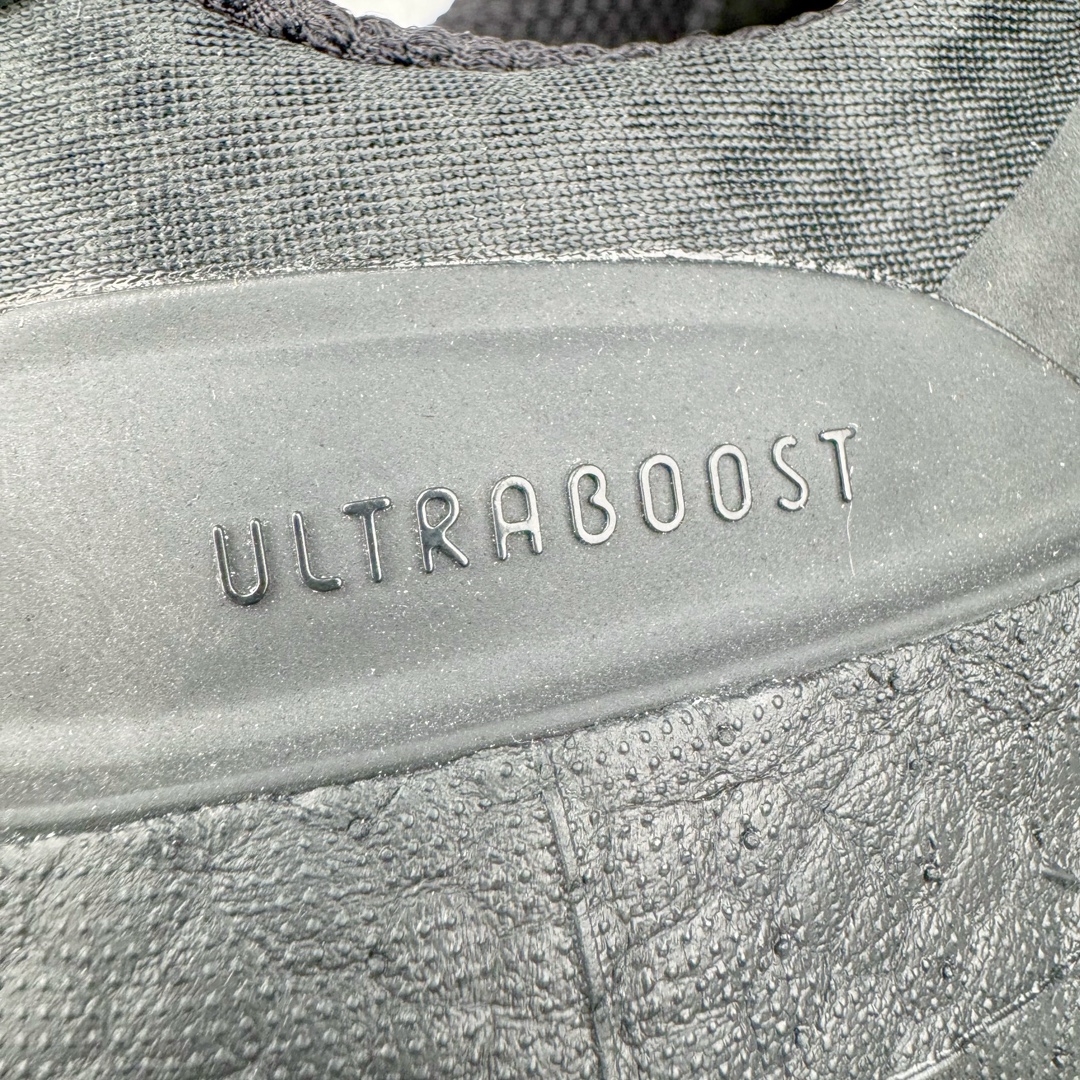 图片[11]-＃YG纯原 AD Ultra Boost Light UB2023 COLD.RDY 2.0 低帮袜套式针织透气缓震休闲运动慢跑鞋 HP6414 德国进口巴斯夫大底 全套原纸板楦头开发 原厂特供飞织面配套加持 确保原汁原味 完美呈现版型 一比一还原zp踩屎脚感 原档案底模数据 正确多层组合大底 辰元原厂针织代工 细节还原度极高 独家外贸特供开发至48.5 历经10年不断创新以科技重塑跑步推出全新超轻新科技跑鞋 力求为跑步添活力 搭载LIGHT BOOST中底的新鲜演绎 无论节奏快慢、距离长短 伴你活力畅跑 延续了该系列的设计语言 采用分区编织鞋面 鞋头处网眼孔洞更大 提升透气性 一体式鞋舌 避免运动中出现偏移 实现鞋脚一体性 鞋侧 TPU 材质 有效提供支撑性 镂空的设计 同时减轻整体重量 最明显的则是中底部分 不仅是厚度夸张 大家最熟悉的 Boost 材质终于迎来升级 减重 30% 带来更轻量化的上脚感受 尺码：39 40 40.5 41 42 42.5 43 44 44.5 45-选品中心