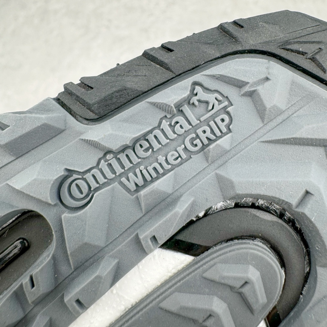 图片[16]-＃YG纯原 AD Ultra Boost Light UB2023 COLD.RDY 2.0 低帮袜套式针织透气缓震休闲运动慢跑鞋 HP6414 德国进口巴斯夫大底 全套原纸板楦头开发 原厂特供飞织面配套加持 确保原汁原味 完美呈现版型 一比一还原zp踩屎脚感 原档案底模数据 正确多层组合大底 辰元原厂针织代工 细节还原度极高 独家外贸特供开发至48.5 历经10年不断创新以科技重塑跑步推出全新超轻新科技跑鞋 力求为跑步添活力 搭载LIGHT BOOST中底的新鲜演绎 无论节奏快慢、距离长短 伴你活力畅跑 延续了该系列的设计语言 采用分区编织鞋面 鞋头处网眼孔洞更大 提升透气性 一体式鞋舌 避免运动中出现偏移 实现鞋脚一体性 鞋侧 TPU 材质 有效提供支撑性 镂空的设计 同时减轻整体重量 最明显的则是中底部分 不仅是厚度夸张 大家最熟悉的 Boost 材质终于迎来升级 减重 30% 带来更轻量化的上脚感受 尺码：39 40 40.5 41 42 42.5 43 44 44.5 45-选品中心