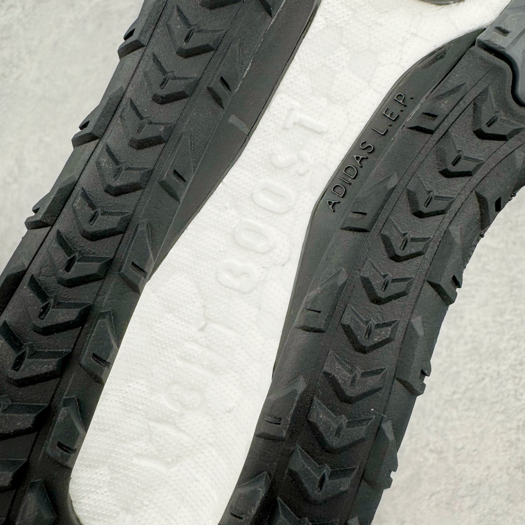 图片[15]-＃YG纯原 AD Ultra Boost Light UB2023 COLD.RDY 2.0 低帮袜套式针织透气缓震休闲运动慢跑鞋 HP6414 德国进口巴斯夫大底 全套原纸板楦头开发 原厂特供飞织面配套加持 确保原汁原味 完美呈现版型 一比一还原zp踩屎脚感 原档案底模数据 正确多层组合大底 辰元原厂针织代工 细节还原度极高 独家外贸特供开发至48.5 历经10年不断创新以科技重塑跑步推出全新超轻新科技跑鞋 力求为跑步添活力 搭载LIGHT BOOST中底的新鲜演绎 无论节奏快慢、距离长短 伴你活力畅跑 延续了该系列的设计语言 采用分区编织鞋面 鞋头处网眼孔洞更大 提升透气性 一体式鞋舌 避免运动中出现偏移 实现鞋脚一体性 鞋侧 TPU 材质 有效提供支撑性 镂空的设计 同时减轻整体重量 最明显的则是中底部分 不仅是厚度夸张 大家最熟悉的 Boost 材质终于迎来升级 减重 30% 带来更轻量化的上脚感受 尺码：39 40 40.5 41 42 42.5 43 44 44.5 45-选品中心