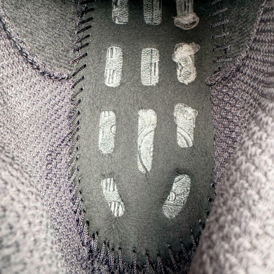 图片[18]-＃YG纯原 AD Ultra Boost Light UB2023 COLD.RDY 2.0 低帮袜套式针织透气缓震休闲运动慢跑鞋 HP6414 德国进口巴斯夫大底 全套原纸板楦头开发 原厂特供飞织面配套加持 确保原汁原味 完美呈现版型 一比一还原zp踩屎脚感 原档案底模数据 正确多层组合大底 辰元原厂针织代工 细节还原度极高 独家外贸特供开发至48.5 历经10年不断创新以科技重塑跑步推出全新超轻新科技跑鞋 力求为跑步添活力 搭载LIGHT BOOST中底的新鲜演绎 无论节奏快慢、距离长短 伴你活力畅跑 延续了该系列的设计语言 采用分区编织鞋面 鞋头处网眼孔洞更大 提升透气性 一体式鞋舌 避免运动中出现偏移 实现鞋脚一体性 鞋侧 TPU 材质 有效提供支撑性 镂空的设计 同时减轻整体重量 最明显的则是中底部分 不仅是厚度夸张 大家最熟悉的 Boost 材质终于迎来升级 减重 30% 带来更轻量化的上脚感受 尺码：39 40 40.5 41 42 42.5 43 44 44.5 45-选品中心