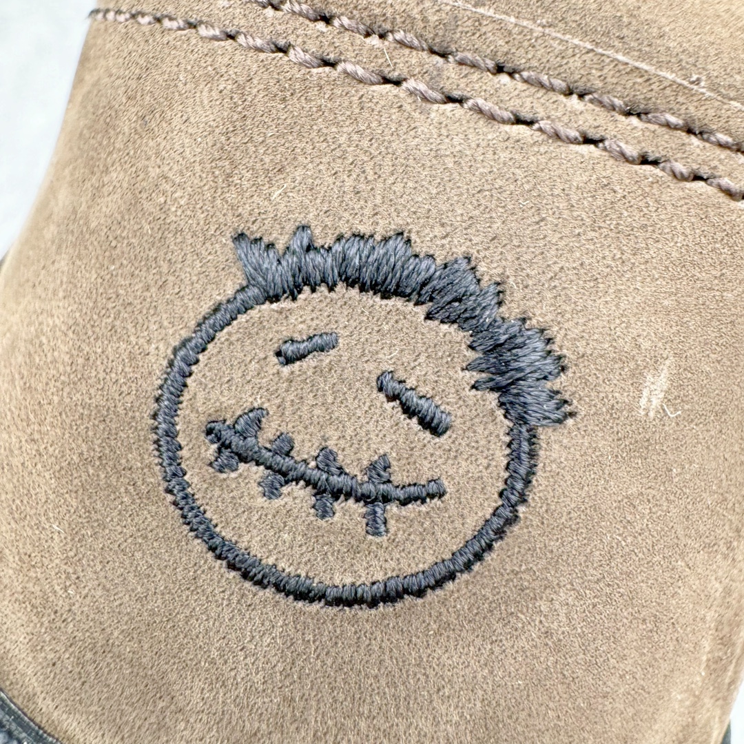 图片[13]-＃XC纯原 Travis Scott x Jordan AJ Cut The Check TS倒钩联名魔术贴篮球鞋 FZ8117-204 注意原盒盒子损坏扣15 配套布袋报货需备注加30 原厂全套原楦原纸板冲刀磨具开发 原厂皮料加持 原厂港宝加持定型后跟R度完美 同源原厂电绣 鬼脸飞翼针数密度立体效果一致 百分百一致原鞋 原厂拉帮工艺 针距密度一致 后跟弧度收口自然不对折 极致一眼正品既视感 进口玻璃冲刀皮料裁剪零毛边 全鞋电脑针车工艺 品控清洁度最高QC检验标准 免检产品 原厂订购鞋盒、布袋、鞋标、防尘纸、鞋撑、鞋带 追求极致的原厂味道 配色方面采用白色为基础 搭配棕色框架呈现 完美还原了初代倒钩的配色设计 细节方面 标志性的反钩Swoosh采用米色点缀 鞋面还带有特殊的魔术贴细节 此外在鞋舌、后跟部分均带有Cactus Jack厂牌Logo 彰显鞋款特殊身份 尺码：36 36.5 37.5 38 38.5 39 40 40.5 41 42 42.5 43 44 44.5 45 46 47.5-选品中心