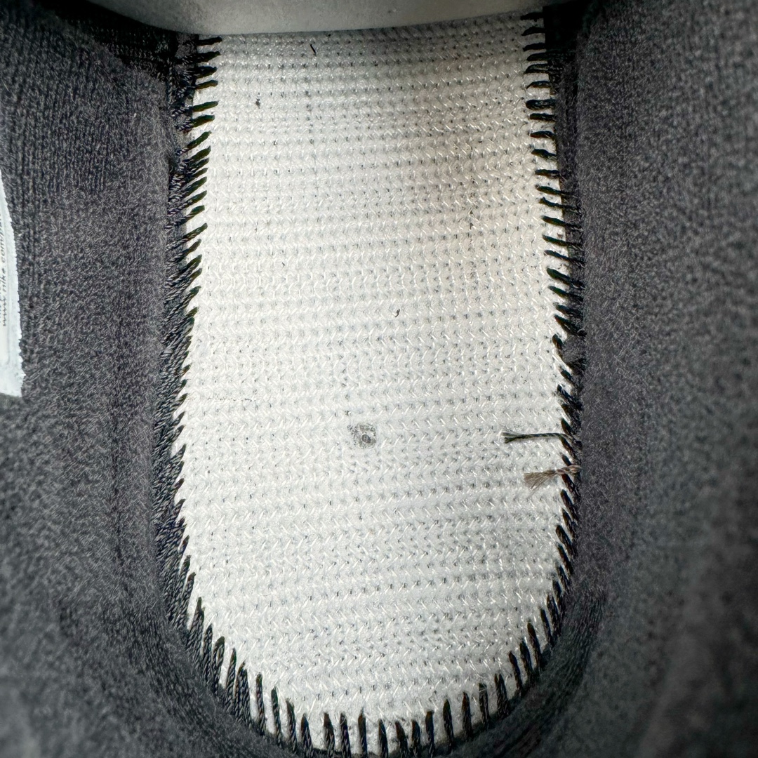 图片[11]-＃XC纯原 Travis Scott x Jordan AJ Cut The Check TS倒钩联名魔术贴篮球鞋 FZ8117-204 注意原盒盒子损坏扣15 配套布袋报货需备注加30 原厂全套原楦原纸板冲刀磨具开发 原厂皮料加持 原厂港宝加持定型后跟R度完美 同源原厂电绣 鬼脸飞翼针数密度立体效果一致 百分百一致原鞋 原厂拉帮工艺 针距密度一致 后跟弧度收口自然不对折 极致一眼正品既视感 进口玻璃冲刀皮料裁剪零毛边 全鞋电脑针车工艺 品控清洁度最高QC检验标准 免检产品 原厂订购鞋盒、布袋、鞋标、防尘纸、鞋撑、鞋带 追求极致的原厂味道 配色方面采用白色为基础 搭配棕色框架呈现 完美还原了初代倒钩的配色设计 细节方面 标志性的反钩Swoosh采用米色点缀 鞋面还带有特殊的魔术贴细节 此外在鞋舌、后跟部分均带有Cactus Jack厂牌Logo 彰显鞋款特殊身份 尺码：36 36.5 37.5 38 38.5 39 40 40.5 41 42 42.5 43 44 44.5 45 46 47.5-选品中心