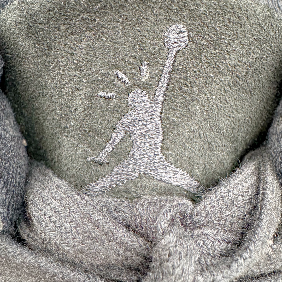 图片[14]-＃XC纯原 Travis Scott x Jordan AJ Cut The Check TS倒钩联名魔术贴篮球鞋 FZ8117-204 注意原盒盒子损坏扣15 配套布袋报货需备注加30 原厂全套原楦原纸板冲刀磨具开发 原厂皮料加持 原厂港宝加持定型后跟R度完美 同源原厂电绣 鬼脸飞翼针数密度立体效果一致 百分百一致原鞋 原厂拉帮工艺 针距密度一致 后跟弧度收口自然不对折 极致一眼正品既视感 进口玻璃冲刀皮料裁剪零毛边 全鞋电脑针车工艺 品控清洁度最高QC检验标准 免检产品 原厂订购鞋盒、布袋、鞋标、防尘纸、鞋撑、鞋带 追求极致的原厂味道 配色方面采用白色为基础 搭配棕色框架呈现 完美还原了初代倒钩的配色设计 细节方面 标志性的反钩Swoosh采用米色点缀 鞋面还带有特殊的魔术贴细节 此外在鞋舌、后跟部分均带有Cactus Jack厂牌Logo 彰显鞋款特殊身份 尺码：36 36.5 37.5 38 38.5 39 40 40.5 41 42 42.5 43 44 44.5 45 46 47.5-选品中心