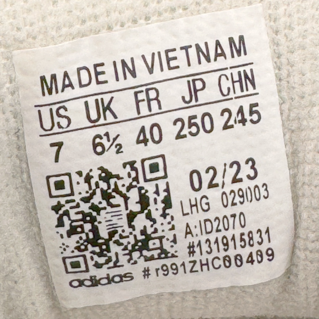 图片[13]-＃福利特价 AD Originals Campus 00s 学院系列面包风经典复古低帮百搭休闲运动板鞋 ID2070 这次 Originals 选择了以经典复古鞋型 Campus 为蓝本打造全新面包鞋 这款鞋型联名不断 冠希当年对它更是钟爱有加 论牌面丝毫不输贝壳头、Forum 等大热鞋型 这次 Campus 一改 80 年代的瘦长造型 鞋舌、鞋身、鞋底甚至细节都变大了 营造出千禧年前后流行的面包鞋宽大廓形 因此鞋名改为 Campus 00s 鞋身采用绒面皮料搭配白色常规皮革 质感上还是延续了经典 Campus 的设计 鞋舌填充更加饱满 让鞋款整体看起来更加圆润 搭配上这款浅蓝配色 「蓝胖子」造型真的很可爱 鞋舌还加入了与以往 Campus 不同的全新三叶草 Logo 令造型更具千禧气息 鞋带也采用了加宽的设计 如果你不喜欢 这次还附送了传统鞋带可以替换 鞋底采用了米黄做旧设计 凸显鞋款的复古年代感 除了清新可人的浅蓝配色 还有一款酷灰配色 造型更加硬朗复古 而且相比浅蓝配色更加耐脏 尺码：36 36⅔ 37⅓ 38 38⅔ 39⅓ 40 40⅔ 41⅓ 42 42⅔ 43⅓ 44 45-选品中心