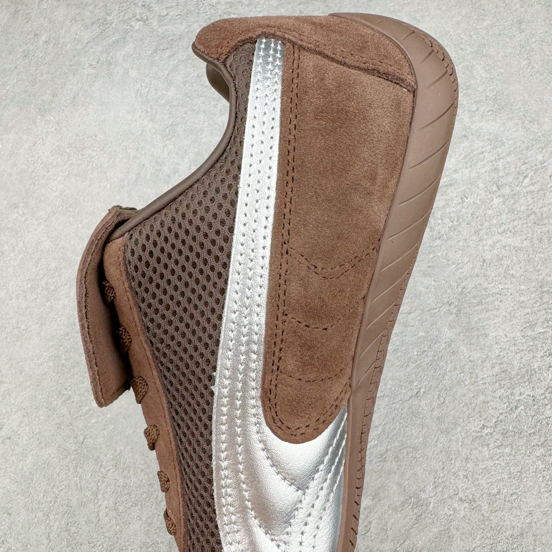 图片[7]-Puma Roma M Motorsport 彪马罗马阿莫尔系列低帮复古运动休闲赛车跑鞋 全球知名运动品牌PUMA宝马赛车系列，融合了宝马车队的标志性配色，以趣味十足又前卫复古的设计引领潮流，将赛道精神融入街头时尚，开启前卫竞速之旅。自1978年巴伐利亚车队走上世界舞台，宝马赛车就在全球汽车制造和赛车运动领域留下了浓墨重彩的一笔。全新的两款BMW MMS Roma与BMW MMS Speedboat鞋款，均从宝马车型中汲取灵感。以黑或白为底色，融入经典配色，主打前卫复古风。Roma鞋款的鞋侧以复古的流线造型，缀以宝马经典Logo，巧妙吸睛；而Speedcat鞋款以亮眼三色条纹元素缀以舒适鞋面，赋予了独特的个性美学，演绎赛车的无尽能量。 货号：397397-01 尺码：35.5 36 37 37.5 38 38.5 39 40 40.5 41 42 42.5 43 44 44.5 45-选品中心