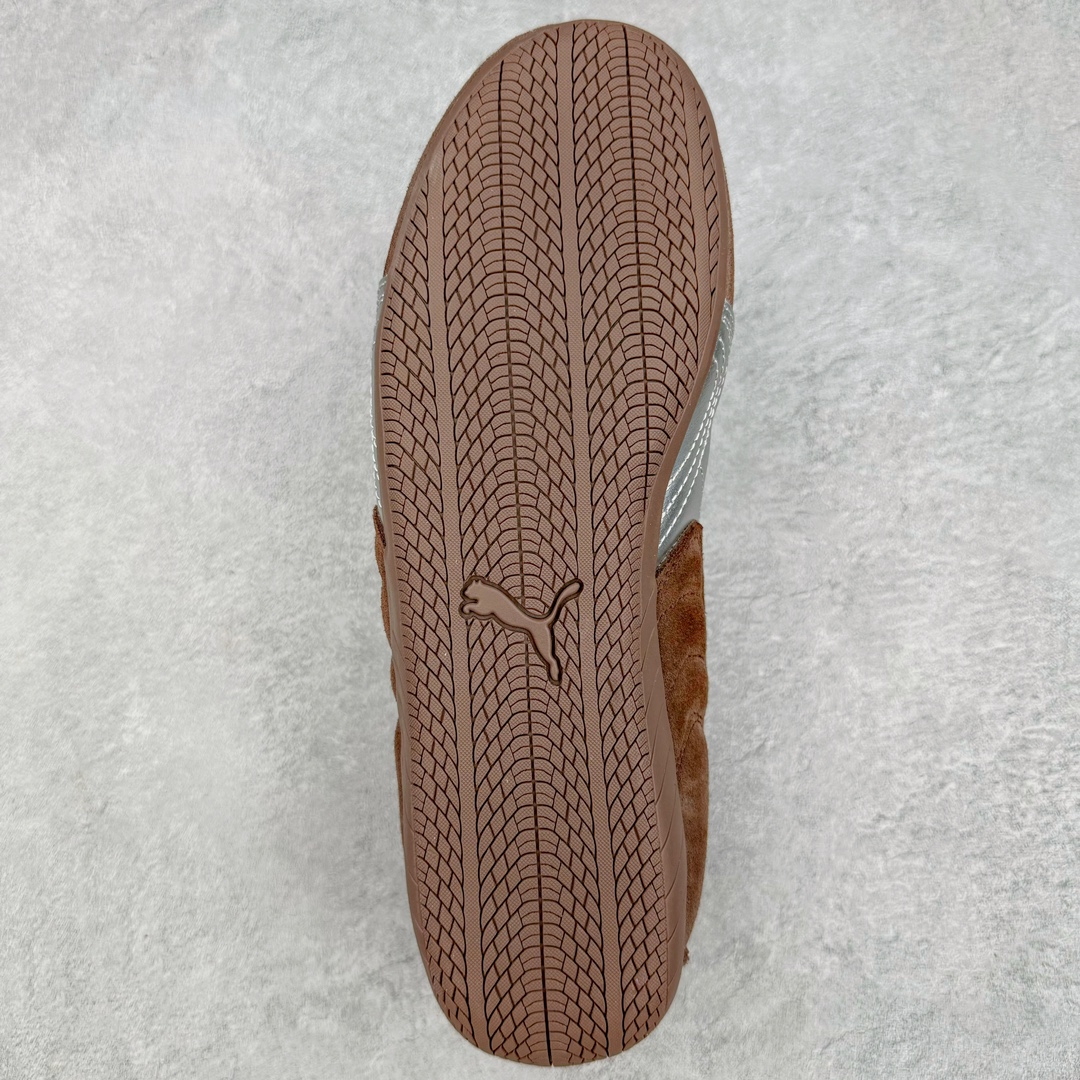 图片[9]-Puma Roma M Motorsport 彪马罗马阿莫尔系列低帮复古运动休闲赛车跑鞋 全球知名运动品牌PUMA宝马赛车系列，融合了宝马车队的标志性配色，以趣味十足又前卫复古的设计引领潮流，将赛道精神融入街头时尚，开启前卫竞速之旅。自1978年巴伐利亚车队走上世界舞台，宝马赛车就在全球汽车制造和赛车运动领域留下了浓墨重彩的一笔。全新的两款BMW MMS Roma与BMW MMS Speedboat鞋款，均从宝马车型中汲取灵感。以黑或白为底色，融入经典配色，主打前卫复古风。Roma鞋款的鞋侧以复古的流线造型，缀以宝马经典Logo，巧妙吸睛；而Speedcat鞋款以亮眼三色条纹元素缀以舒适鞋面，赋予了独特的个性美学，演绎赛车的无尽能量。 货号：397397-01 尺码：35.5 36 37 37.5 38 38.5 39 40 40.5 41 42 42.5 43 44 44.5 45-选品中心