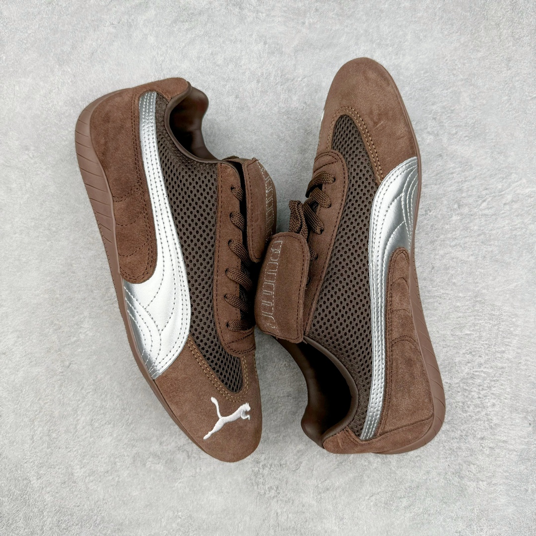 图片[3]-Puma Roma M Motorsport 彪马罗马阿莫尔系列低帮复古运动休闲赛车跑鞋 全球知名运动品牌PUMA宝马赛车系列，融合了宝马车队的标志性配色，以趣味十足又前卫复古的设计引领潮流，将赛道精神融入街头时尚，开启前卫竞速之旅。自1978年巴伐利亚车队走上世界舞台，宝马赛车就在全球汽车制造和赛车运动领域留下了浓墨重彩的一笔。全新的两款BMW MMS Roma与BMW MMS Speedboat鞋款，均从宝马车型中汲取灵感。以黑或白为底色，融入经典配色，主打前卫复古风。Roma鞋款的鞋侧以复古的流线造型，缀以宝马经典Logo，巧妙吸睛；而Speedcat鞋款以亮眼三色条纹元素缀以舒适鞋面，赋予了独特的个性美学，演绎赛车的无尽能量。 货号：397397-01 尺码：35.5 36 37 37.5 38 38.5 39 40 40.5 41 42 42.5 43 44 44.5 45-选品中心